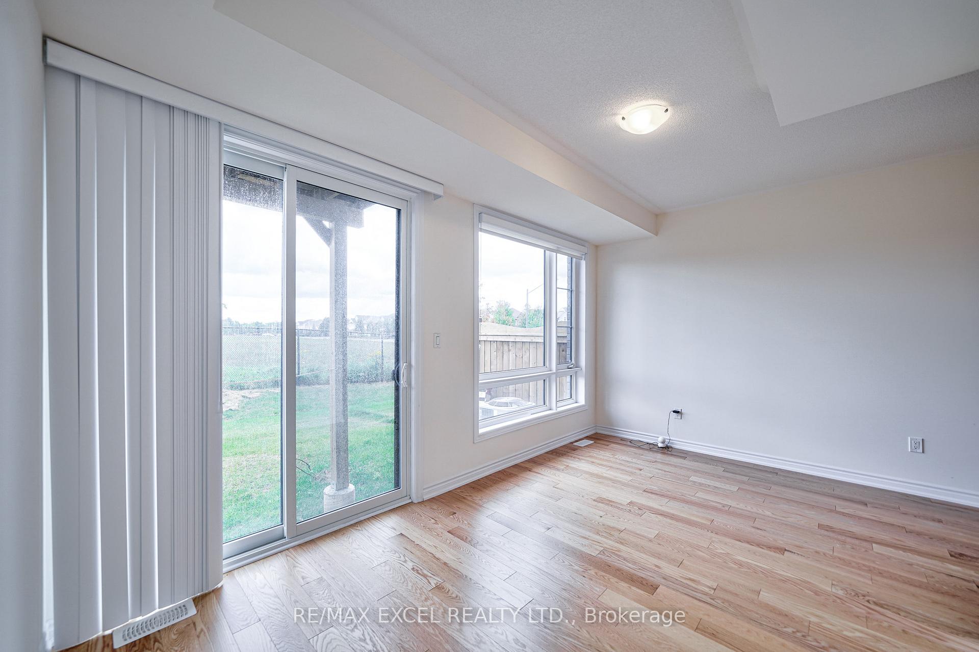 Photo 7 of 43 Lake Trail Way, Whitby, Brooklin — HOMEH