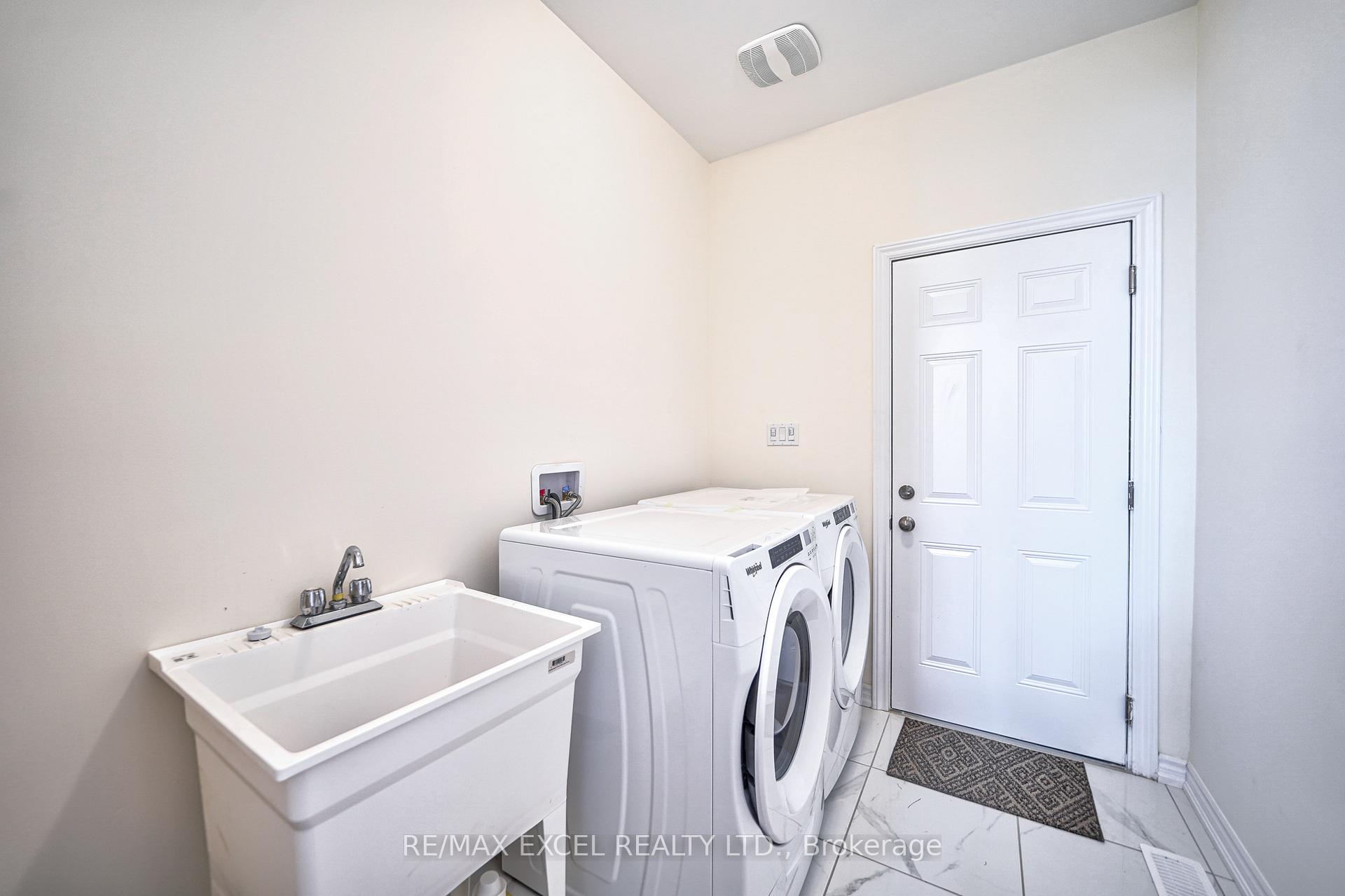 Photo 9 of 43 Lake Trail Way, Whitby, Brooklin — HOMEH