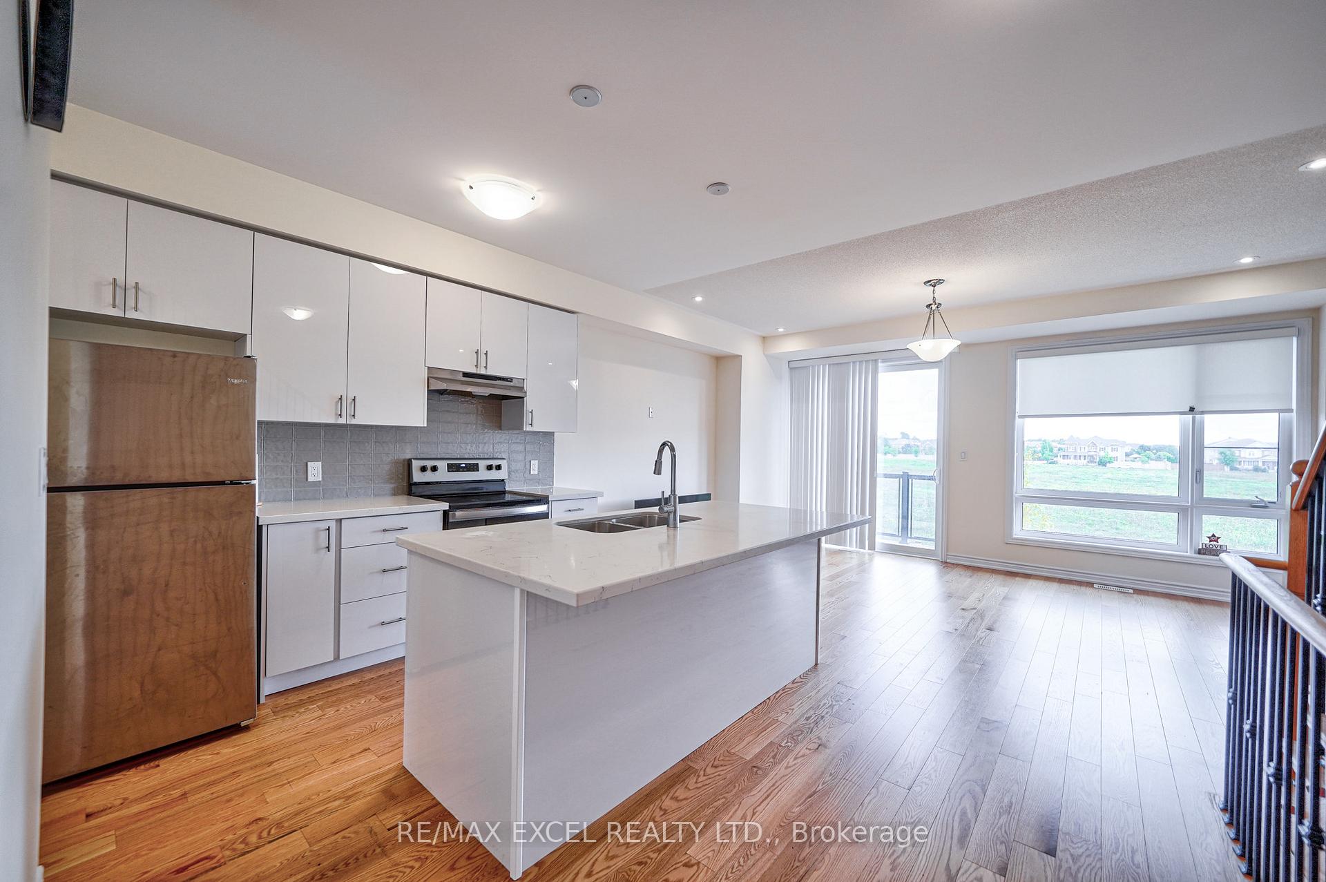 Photo 15 of 43 Lake Trail Way, Whitby, Brooklin — HOMEH