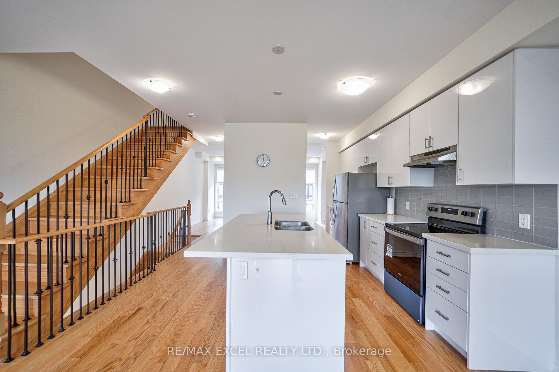 Photo 17 of 43 Lake Trail Way, Whitby, Brooklin — HOMEH