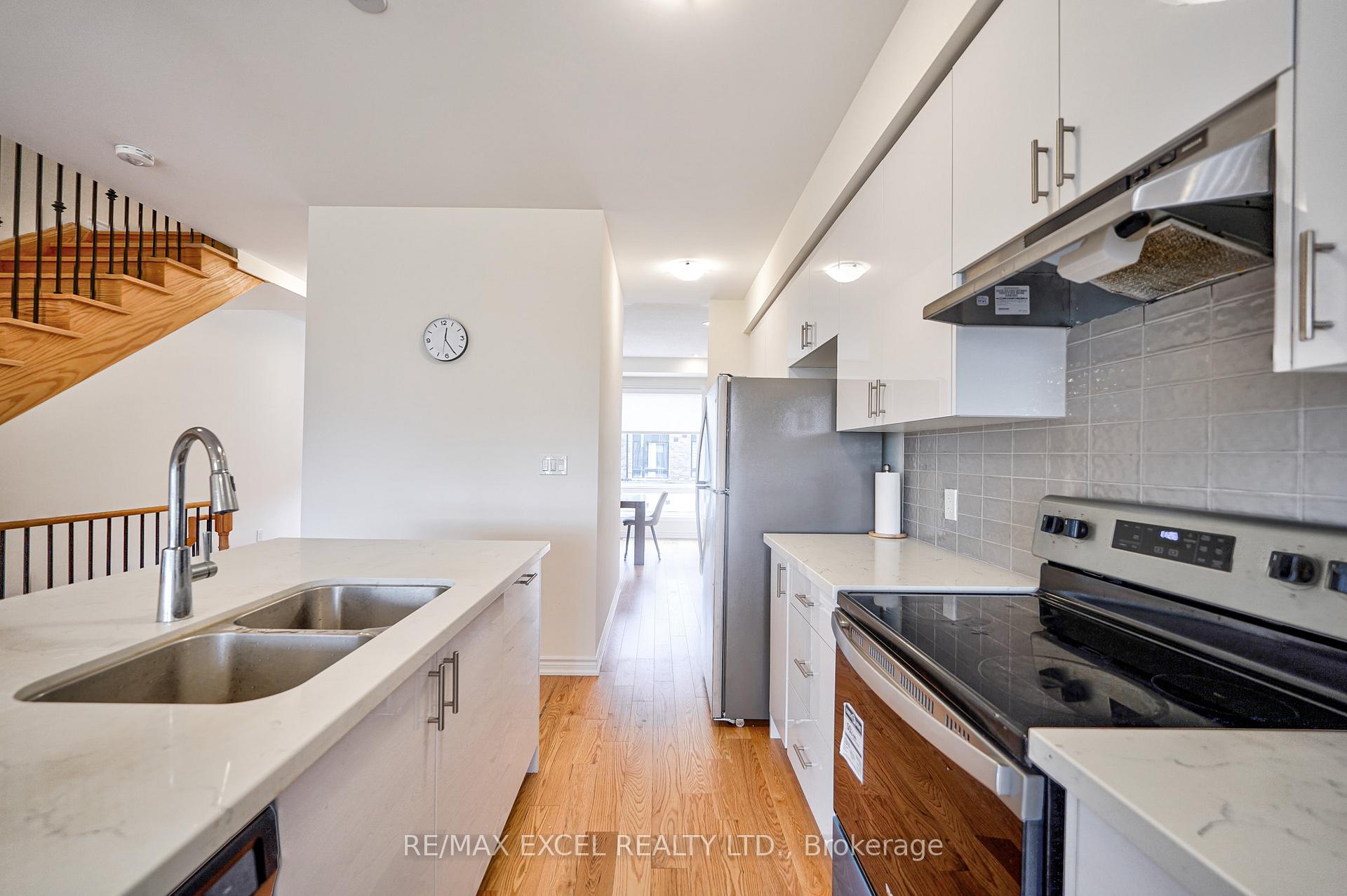 Photo 18 of 43 Lake Trail Way, Whitby, Brooklin — HOMEH
