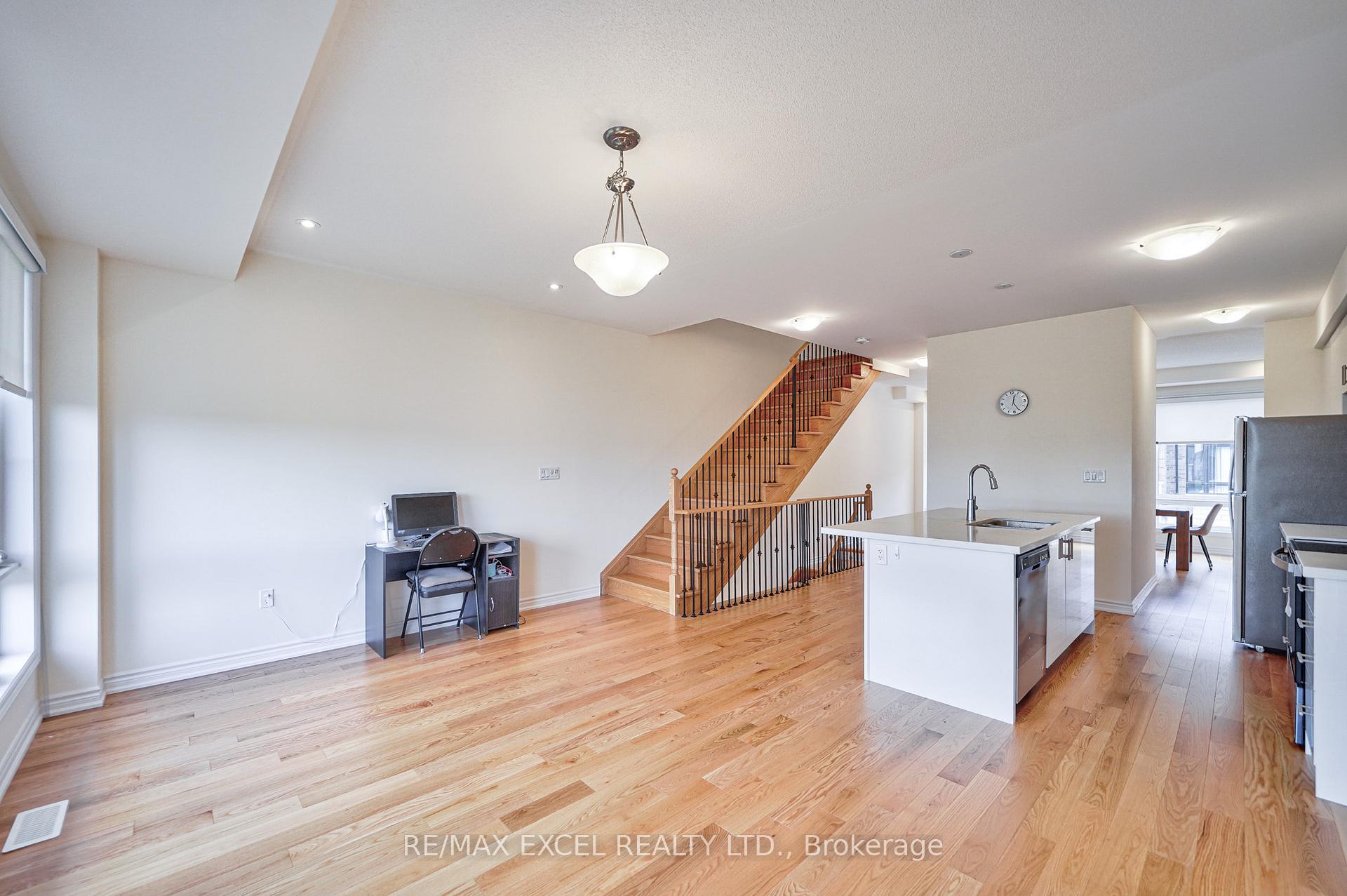 Photo 21 of 43 Lake Trail Way, Whitby, Brooklin — HOMEH
