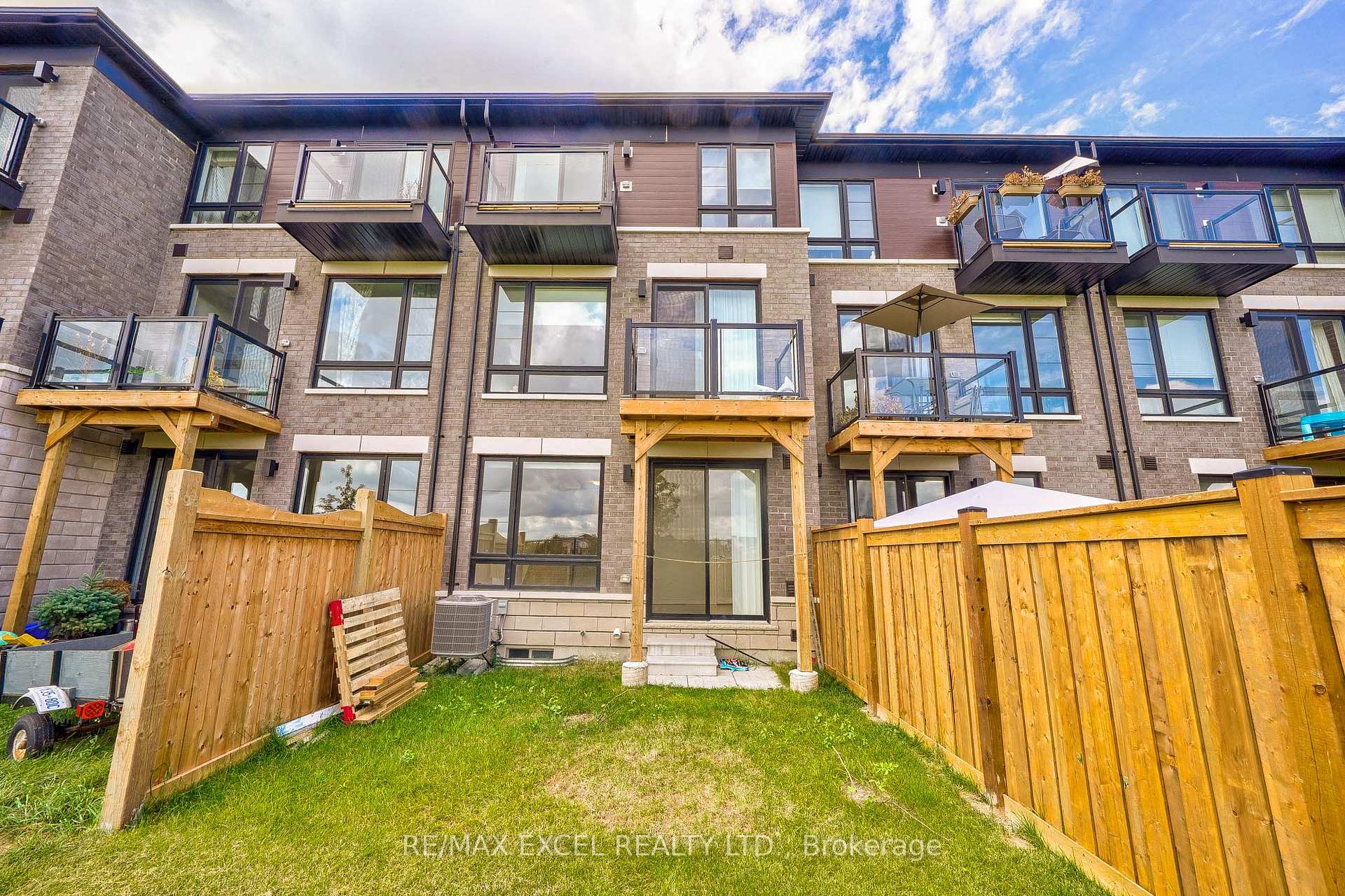 Photo 35 of 43 Lake Trail Way, Whitby, Brooklin — HOMEH