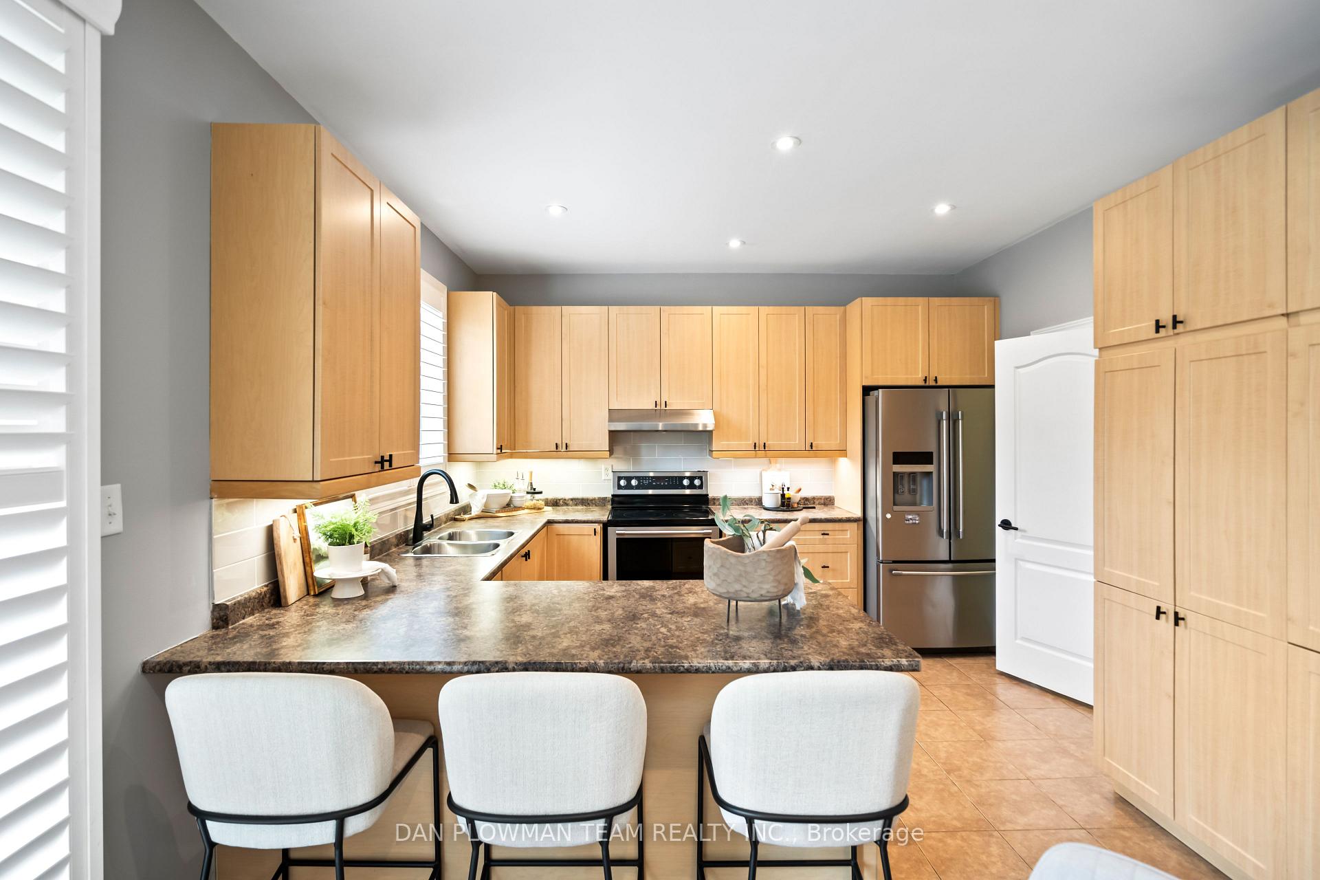 Photo 13 of 25 Strandmore Circle, Whitby, Brooklin — HOMEH