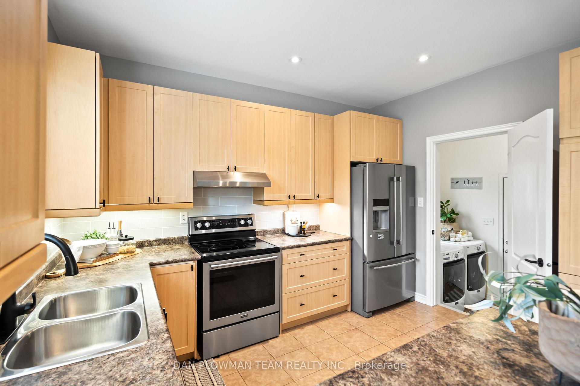 Photo 15 of 25 Strandmore Circle, Whitby, Brooklin — HOMEH