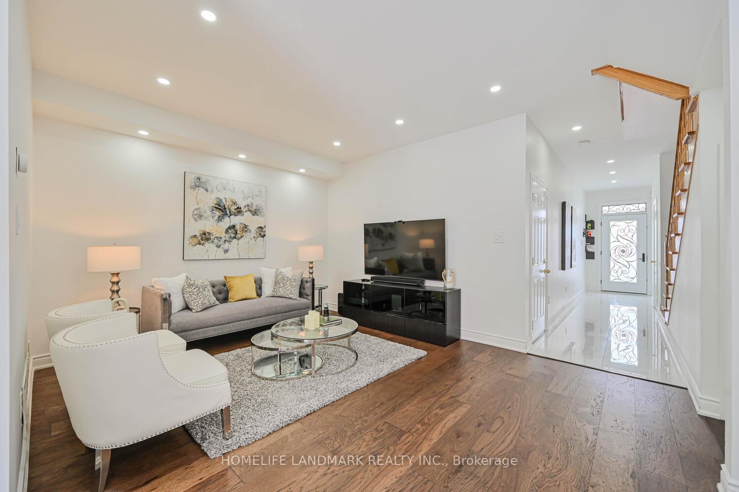Photo 3 of 97 Arco Circle, Vaughan, Maple — HOMEH
