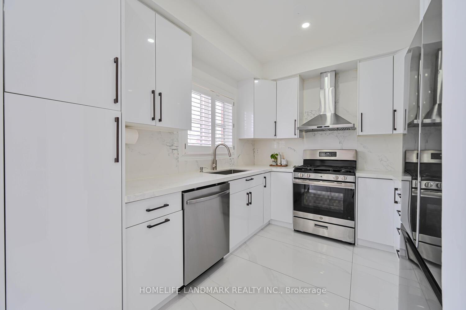 Photo 7 of 97 Arco Circle, Vaughan, Maple — HOMEH