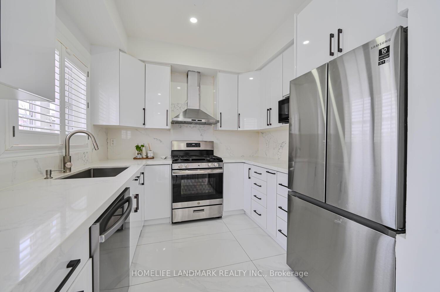 Photo 16 of 97 Arco Circle, Vaughan, Maple — HOMEH