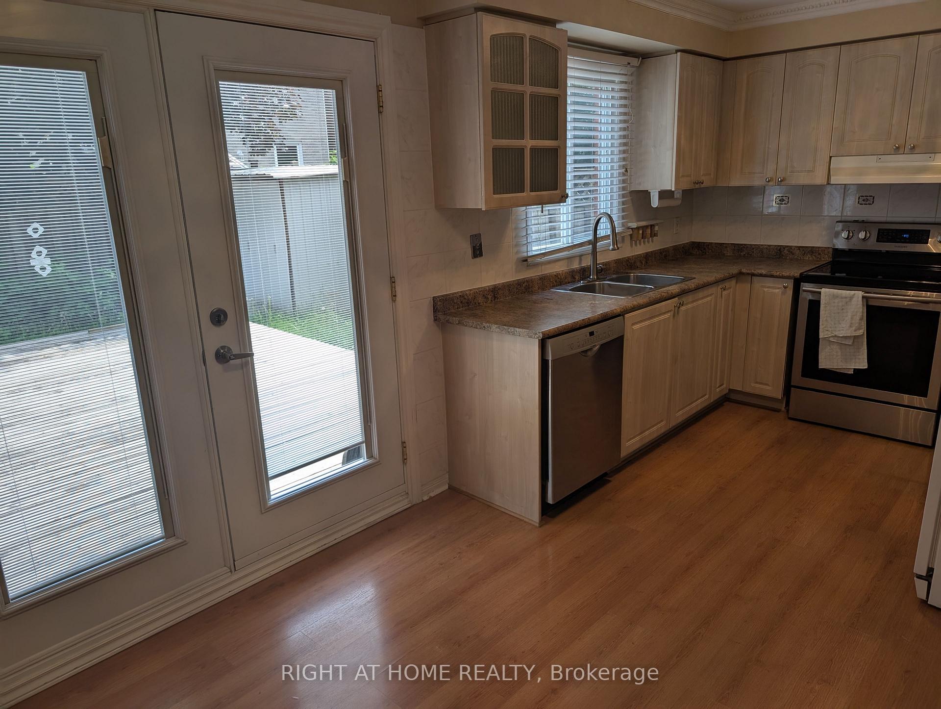 Photo 3 of 25 Thomas Henry Road, Vaughan, Brownridge — HOMEH