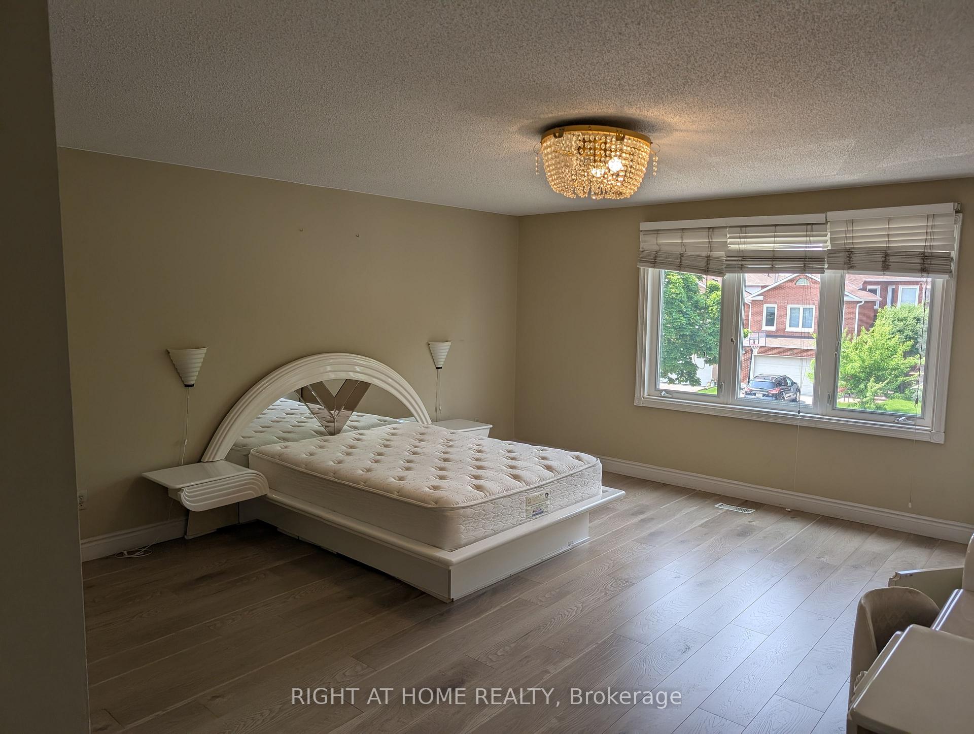 Photo 5 of 25 Thomas Henry Road, Vaughan, Brownridge — HOMEH