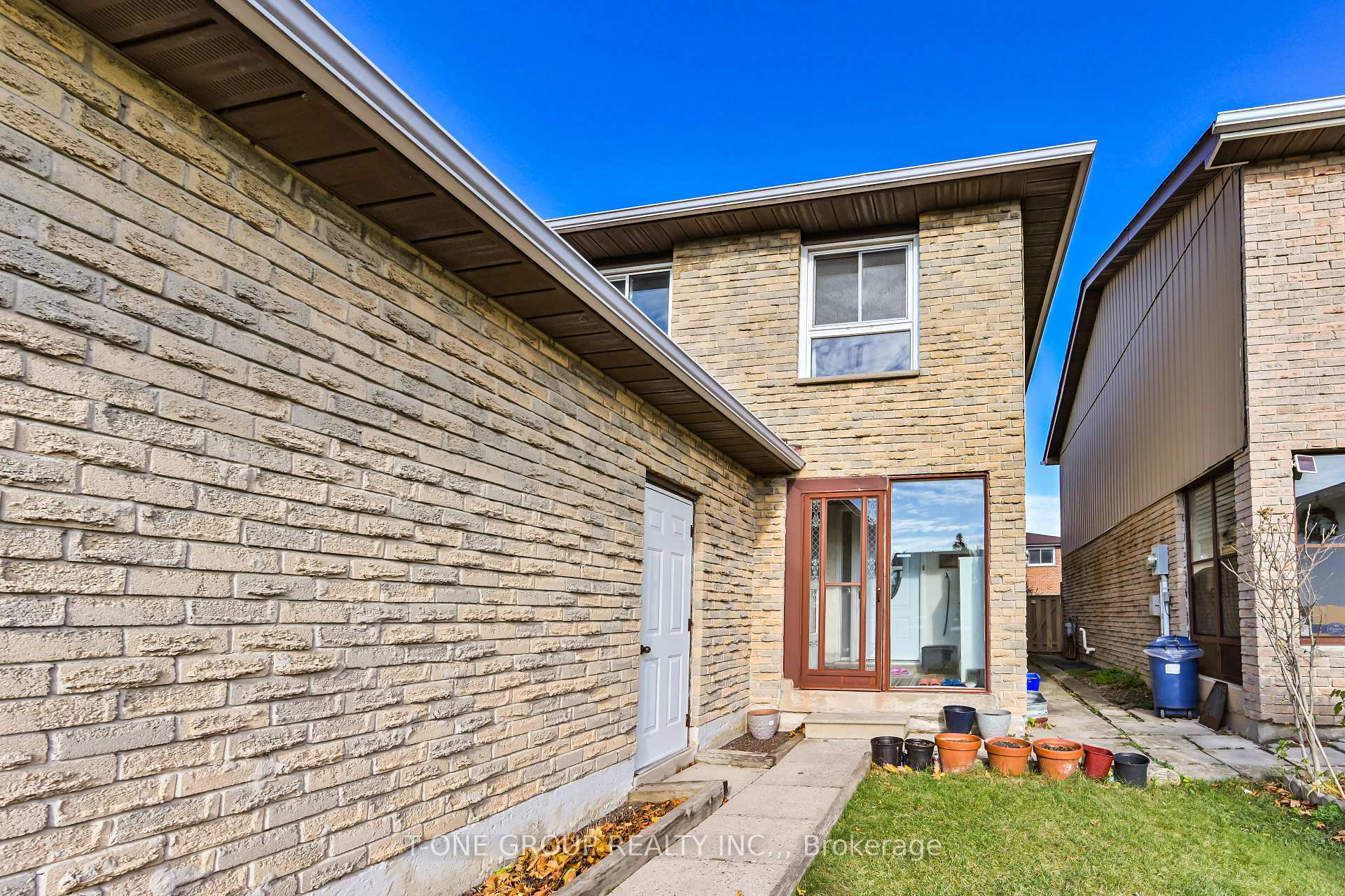 Photo 2 of 19 Pepperell Crescent, Markham, Milliken Mills West — HOMEH