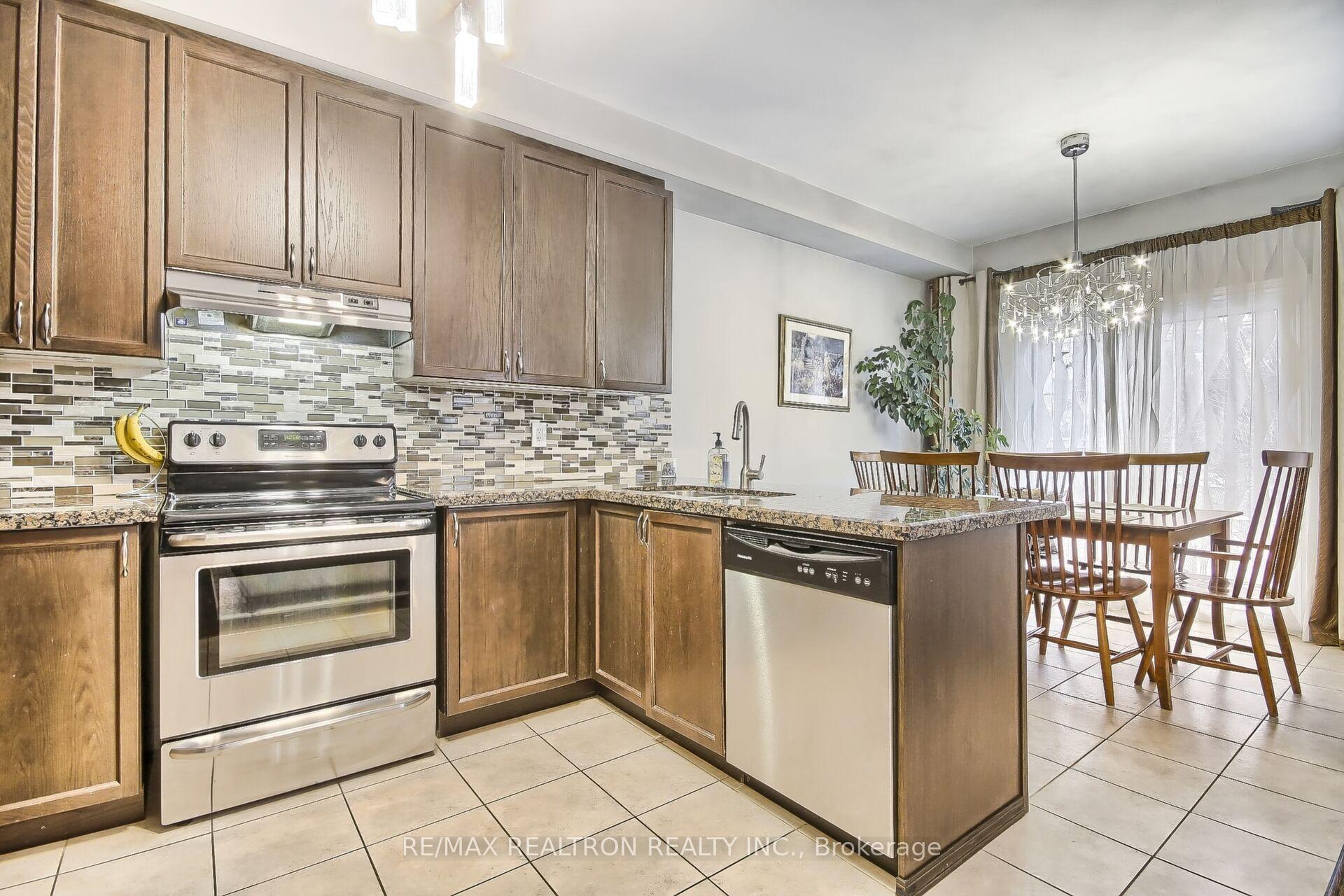 Photo 16 of 24 Westport Drive, Whitby, Pringle Creek — HOMEH