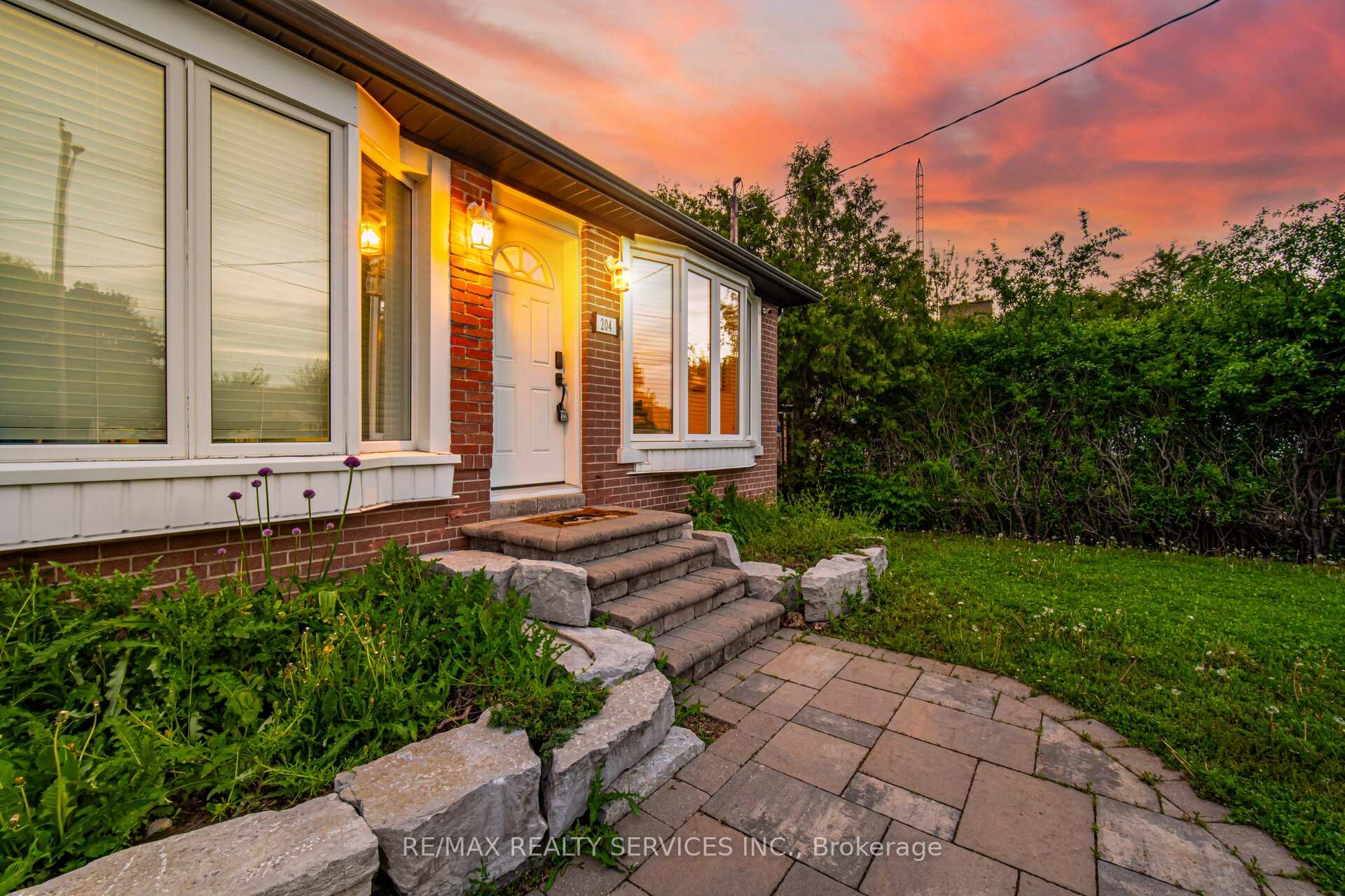 Photo 2 of 204 Craydon Road, Whitby, Downtown Whitby — HOMEH
