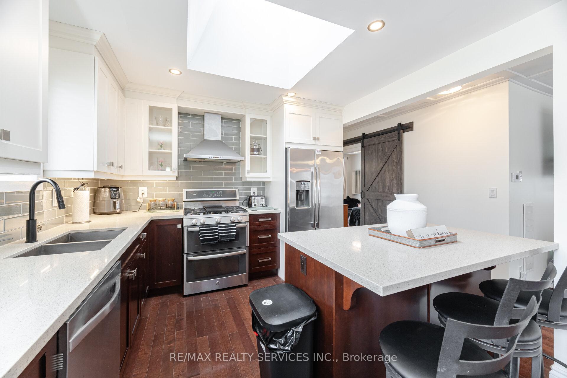 Photo 10 of 204 Craydon Road, Whitby, Downtown Whitby — HOMEH