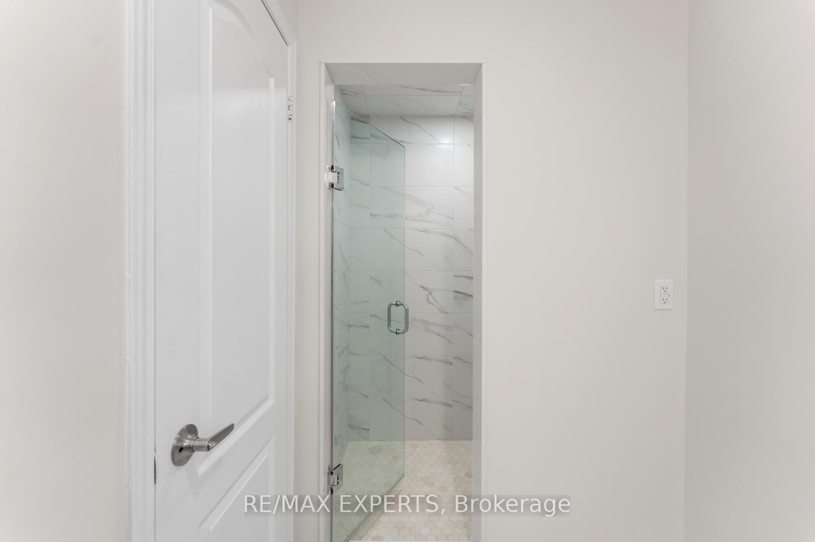 Photo 21 of 40 Benjamin Hood Crescent, Vaughan, Patterson — HOMEH