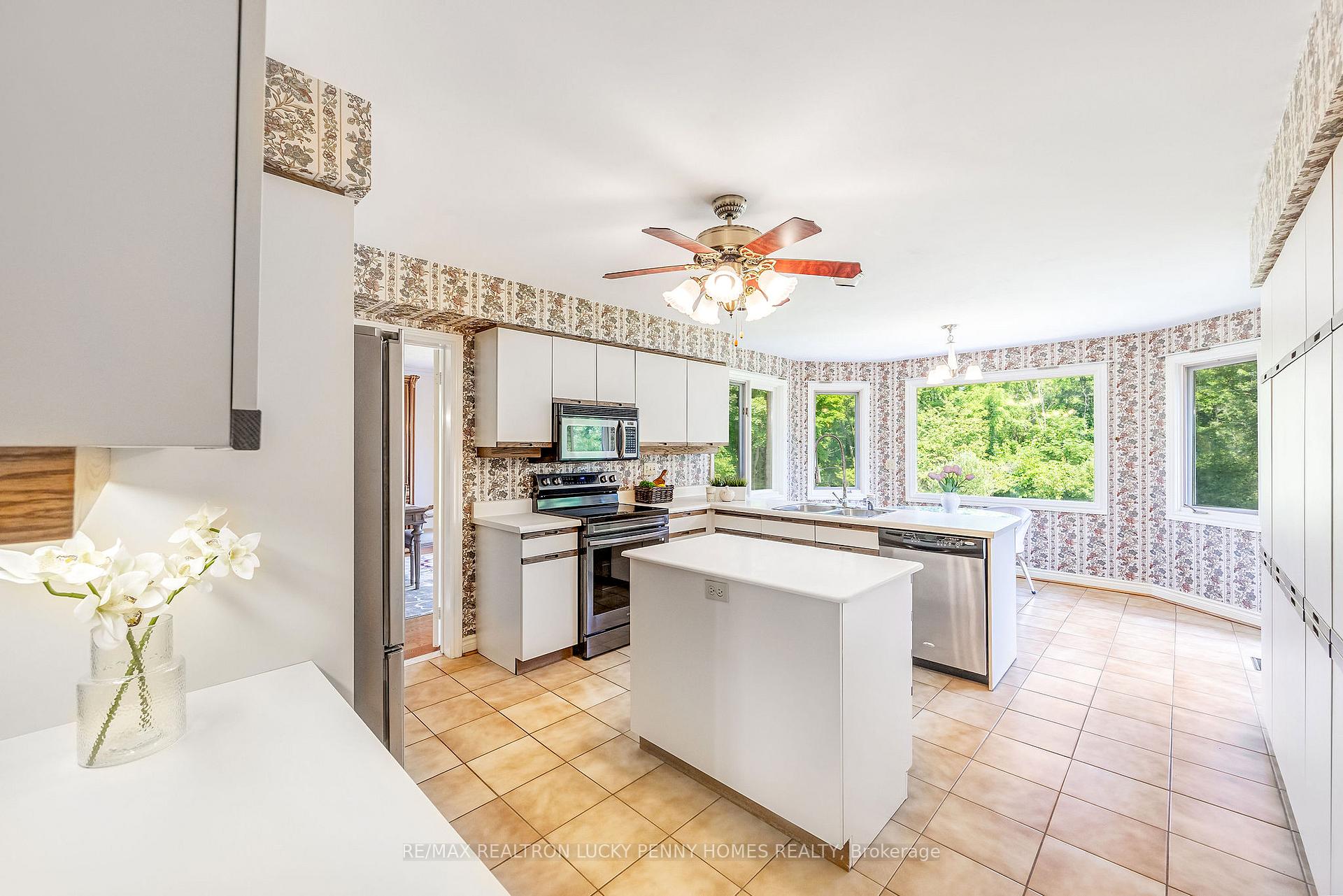 Photo 9 of 30 Country Estates Drive, Markham, Cachet — HOMEH