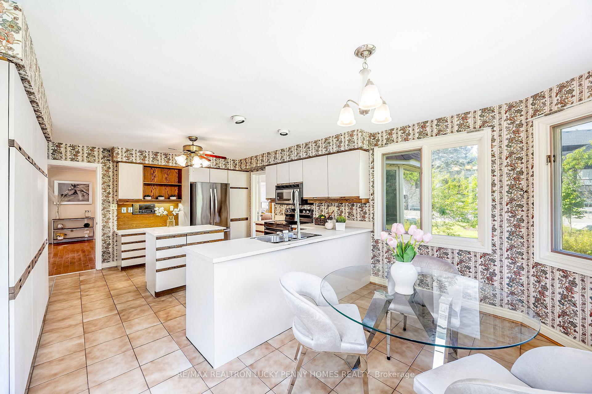 Photo 10 of 30 Country Estates Drive, Markham, Cachet — HOMEH