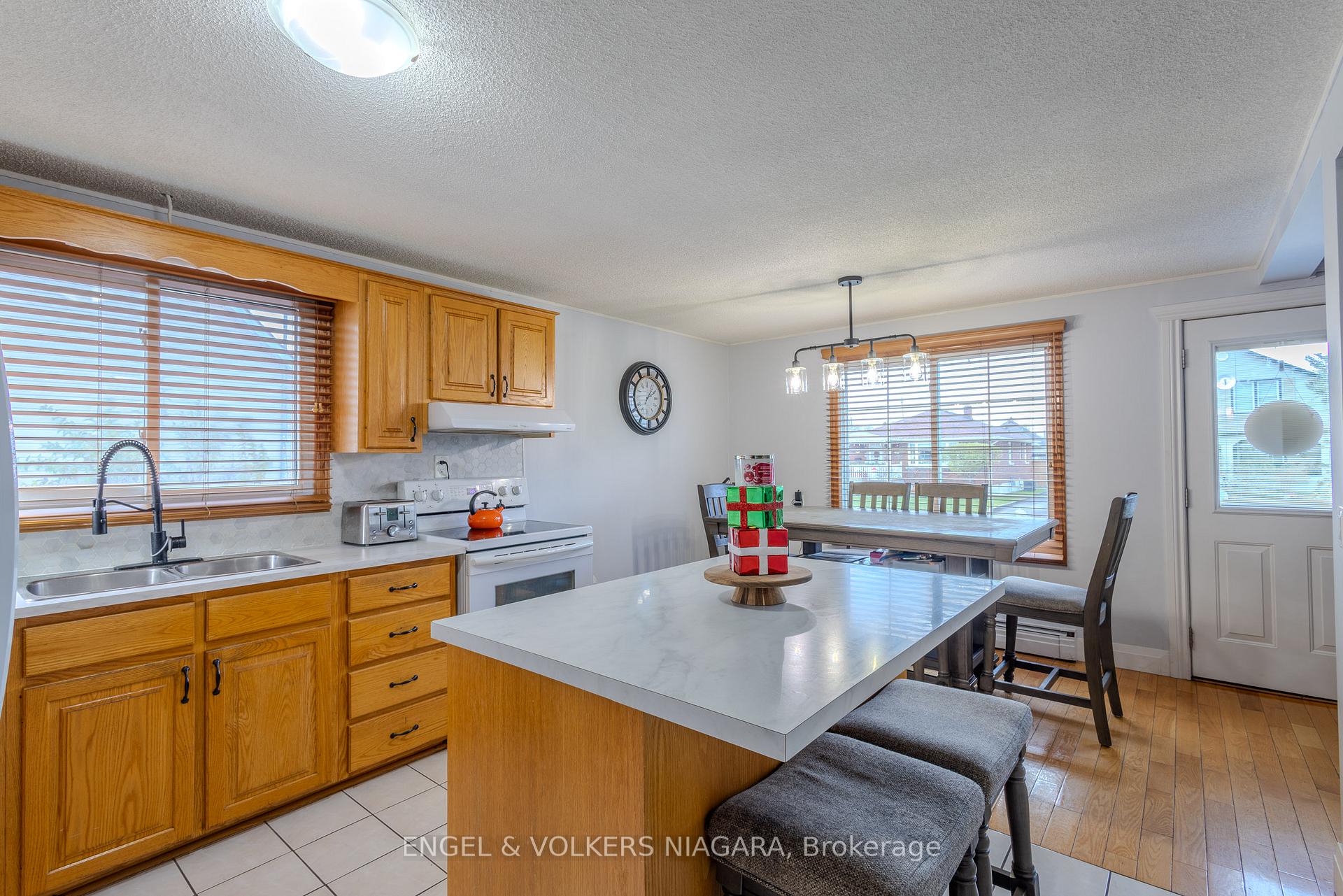 Photo 4 of 38 Lyons Avenue, Welland, Lincoln/Crowland — HOMEH