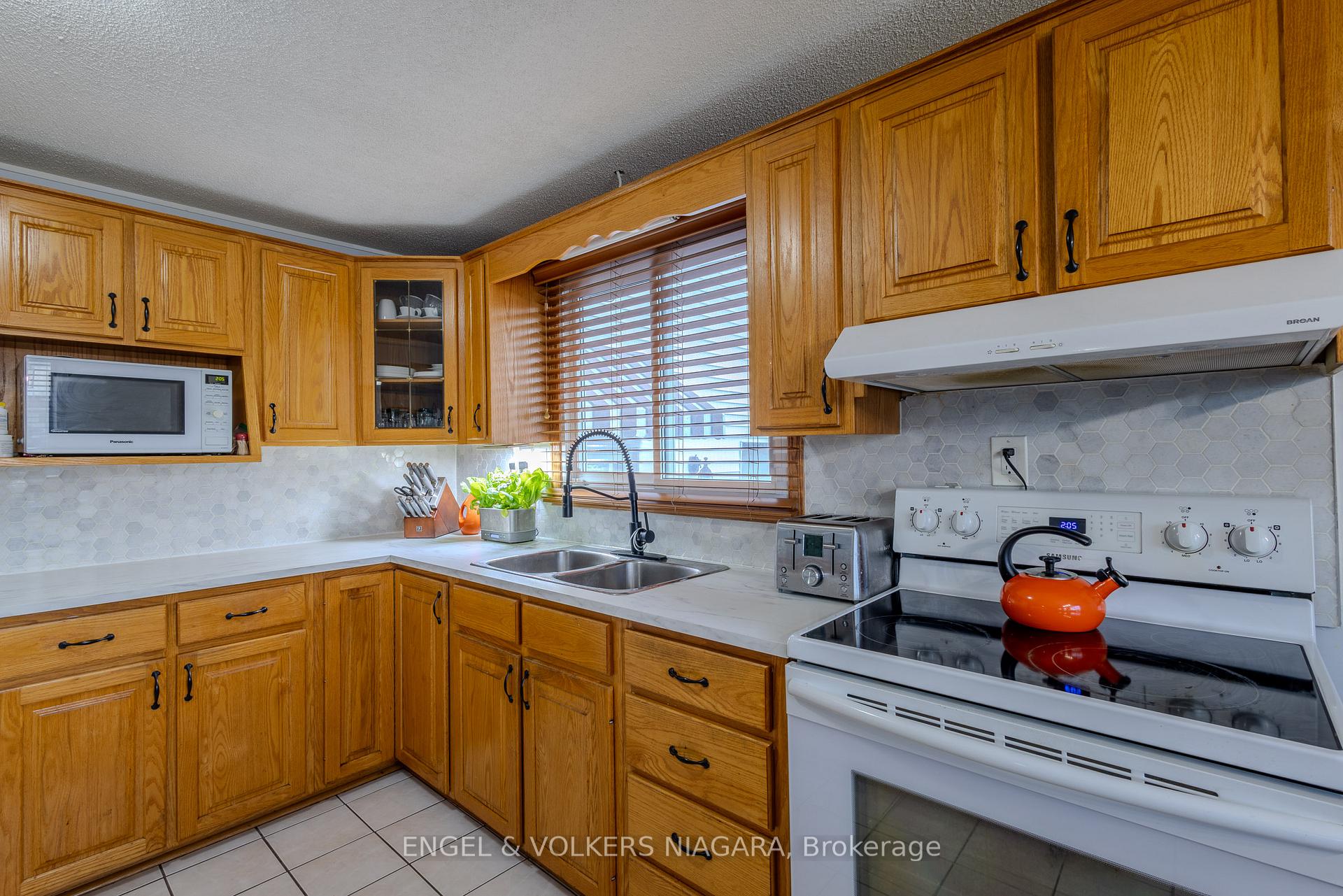 Photo 5 of 38 Lyons Avenue, Welland, Lincoln/Crowland — HOMEH