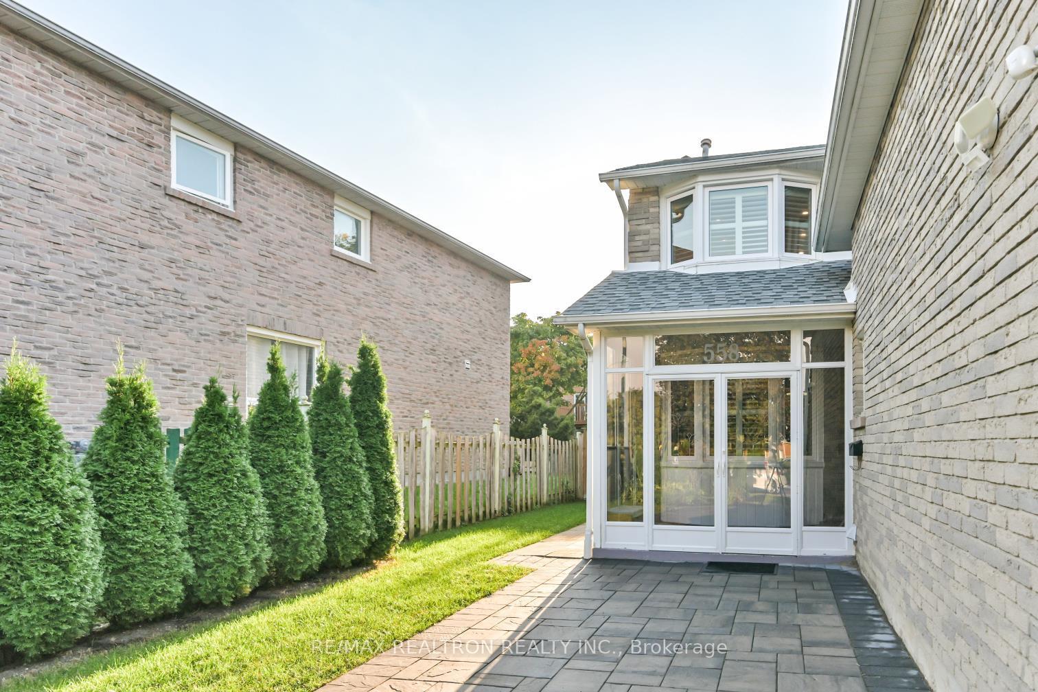 Photo 3 of 558 Village Parkway, Markham, Unionville — HOMEH