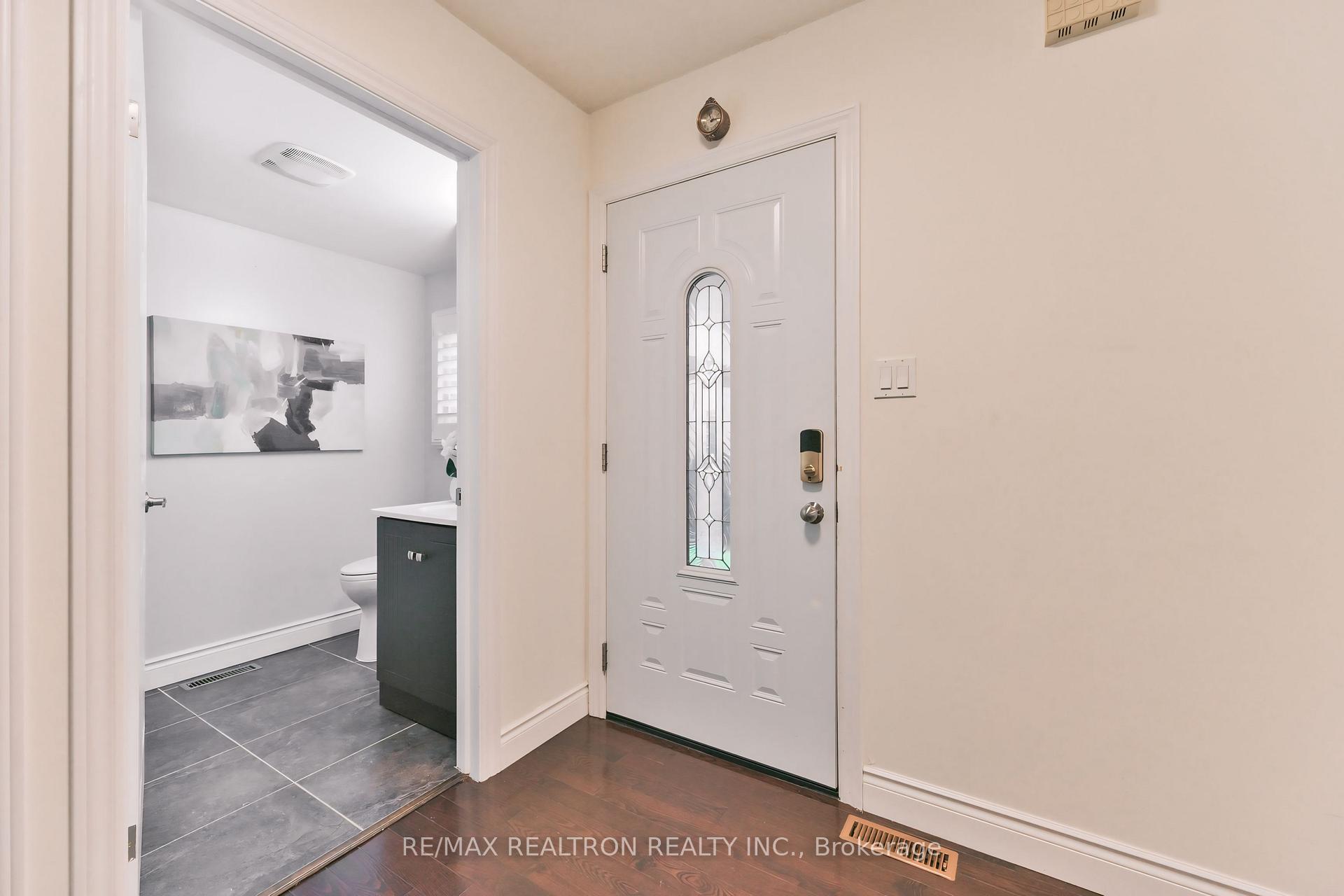 Photo 4 of 558 Village Parkway, Markham, Unionville — HOMEH
