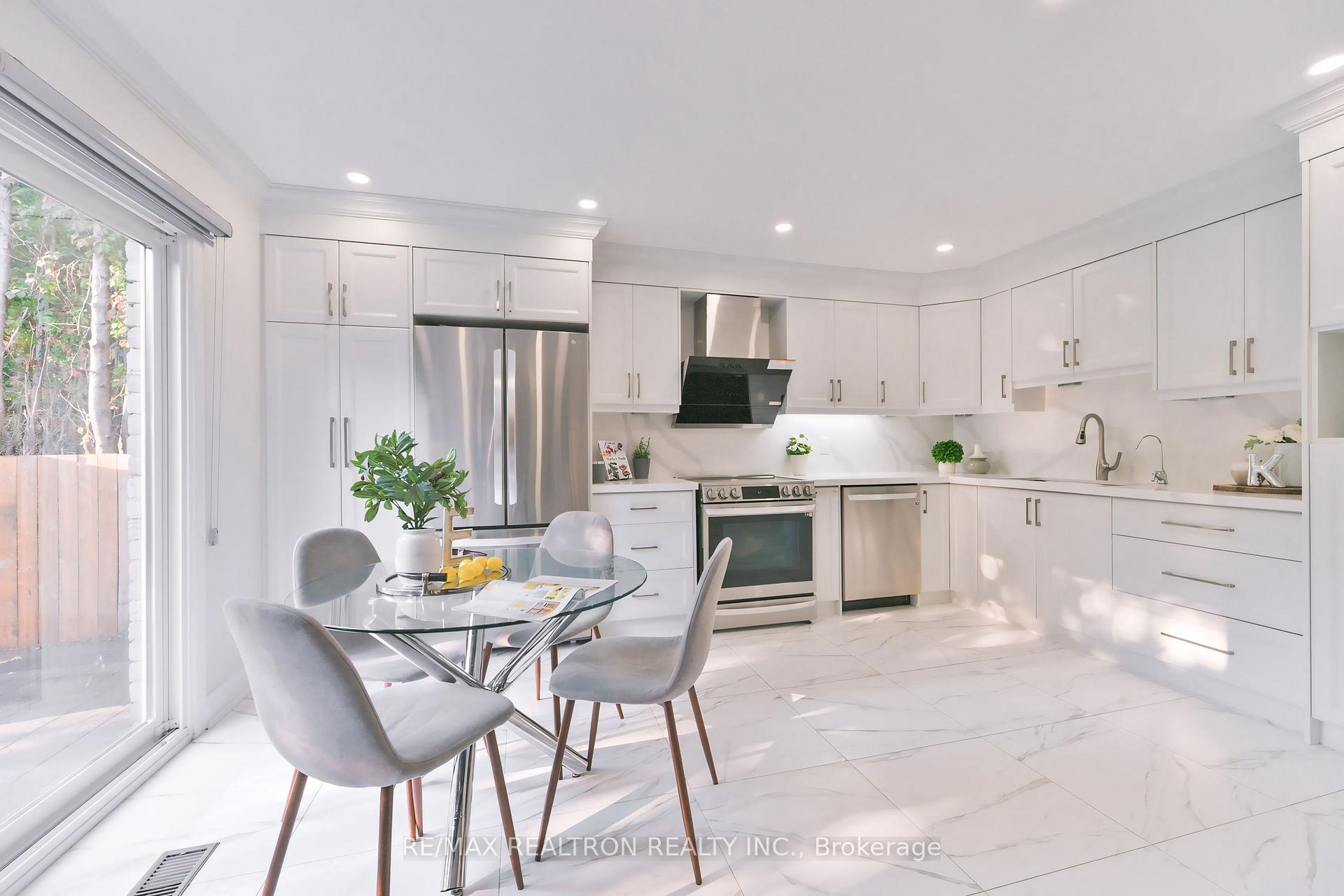 Photo 10 of 558 Village Parkway, Markham, Unionville — HOMEH