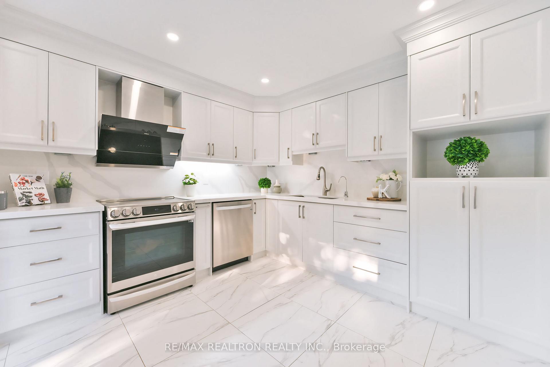 Photo 11 of 558 Village Parkway, Markham, Unionville — HOMEH