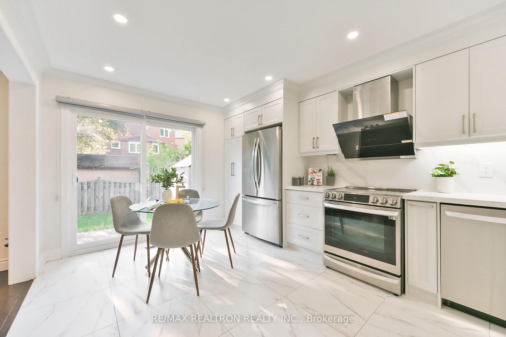 Photo 12 of 558 Village Parkway, Markham, Unionville — HOMEH