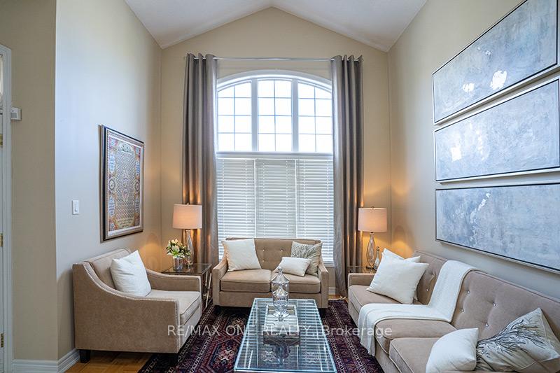 Photo 9 of 15 Burgundy Trail, Vaughan, Patterson — HOMEH