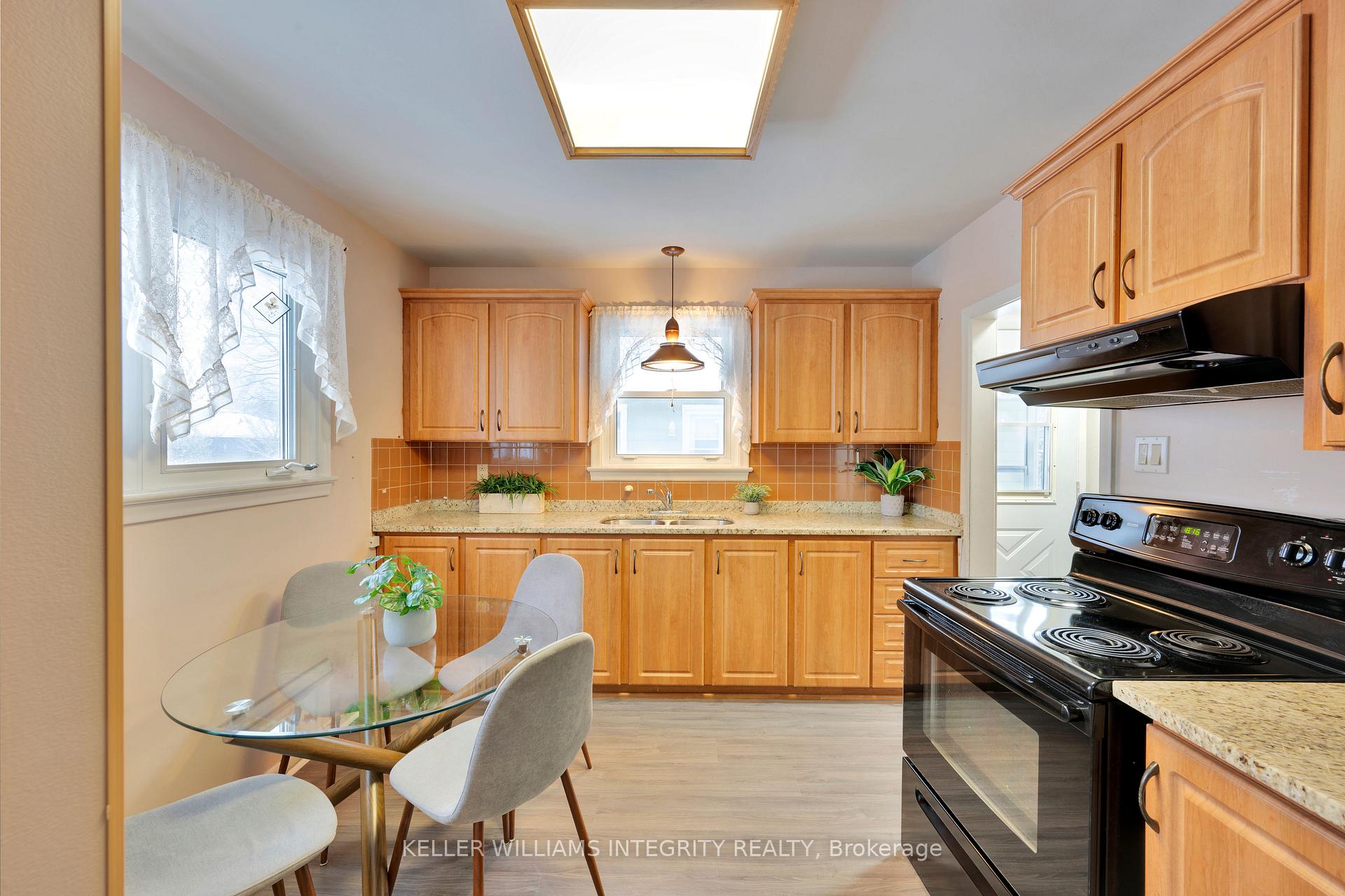 Photo 6 of 1592 Digby Street, Ottawa, Riverview Park — HOMEH