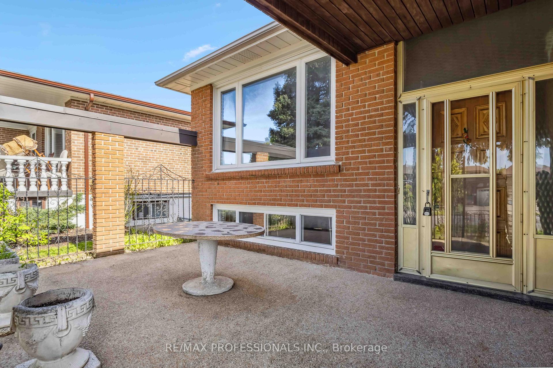 Photo 2 of 525 Woodbridge Avenue, Vaughan, West Woodbridge — HOMEH