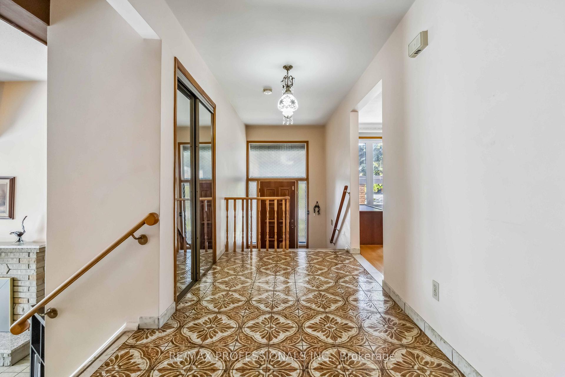 Photo 3 of 525 Woodbridge Avenue, Vaughan, West Woodbridge — HOMEH