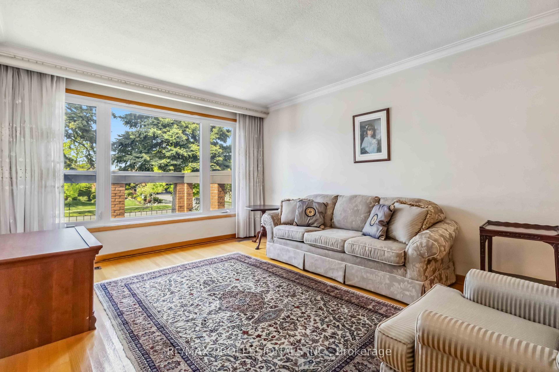 Photo 4 of 525 Woodbridge Avenue, Vaughan, West Woodbridge — HOMEH