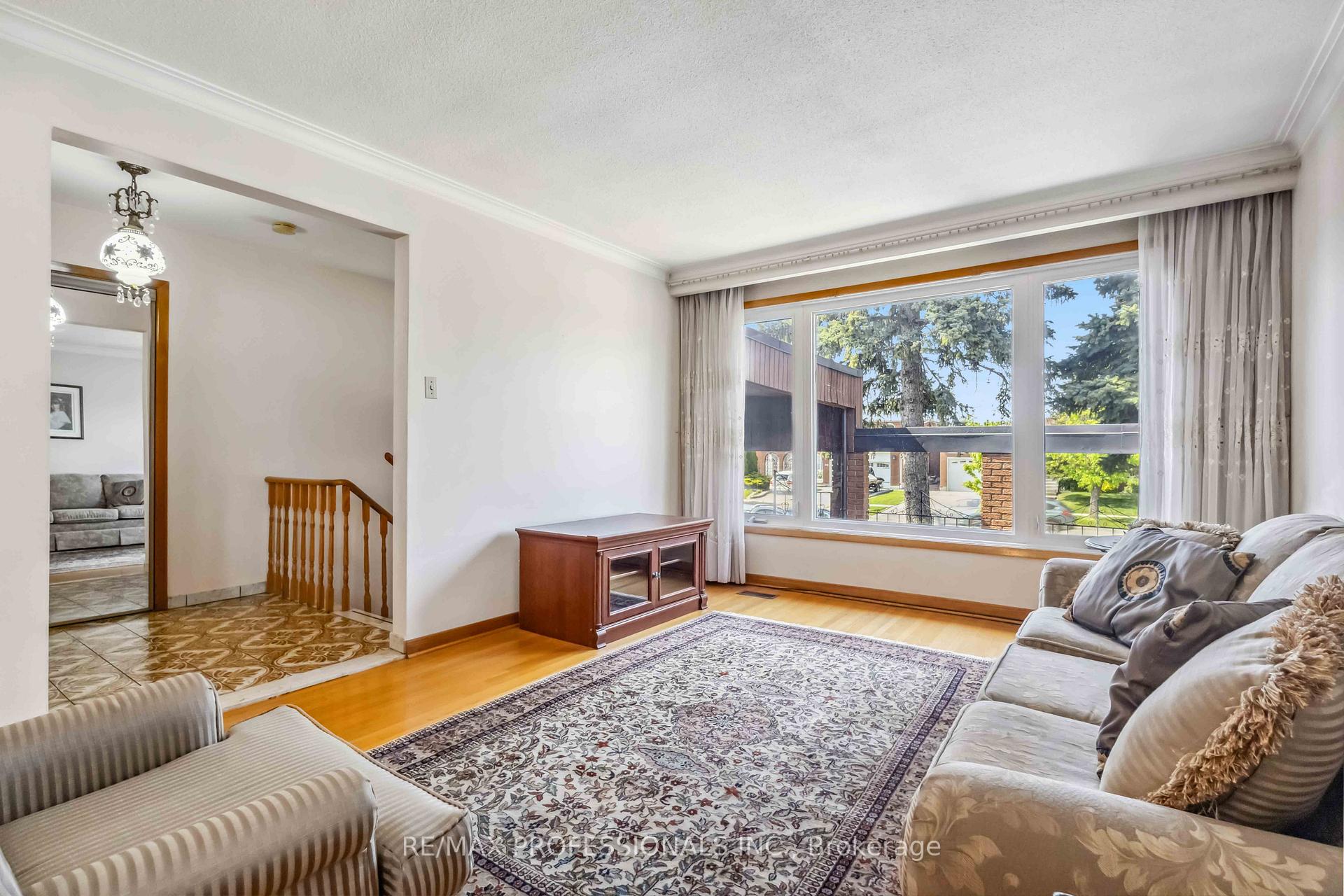 Photo 5 of 525 Woodbridge Avenue, Vaughan, West Woodbridge — HOMEH