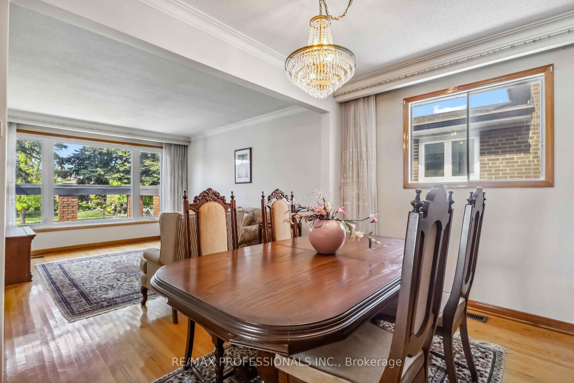 Photo 7 of 525 Woodbridge Avenue, Vaughan, West Woodbridge — HOMEH