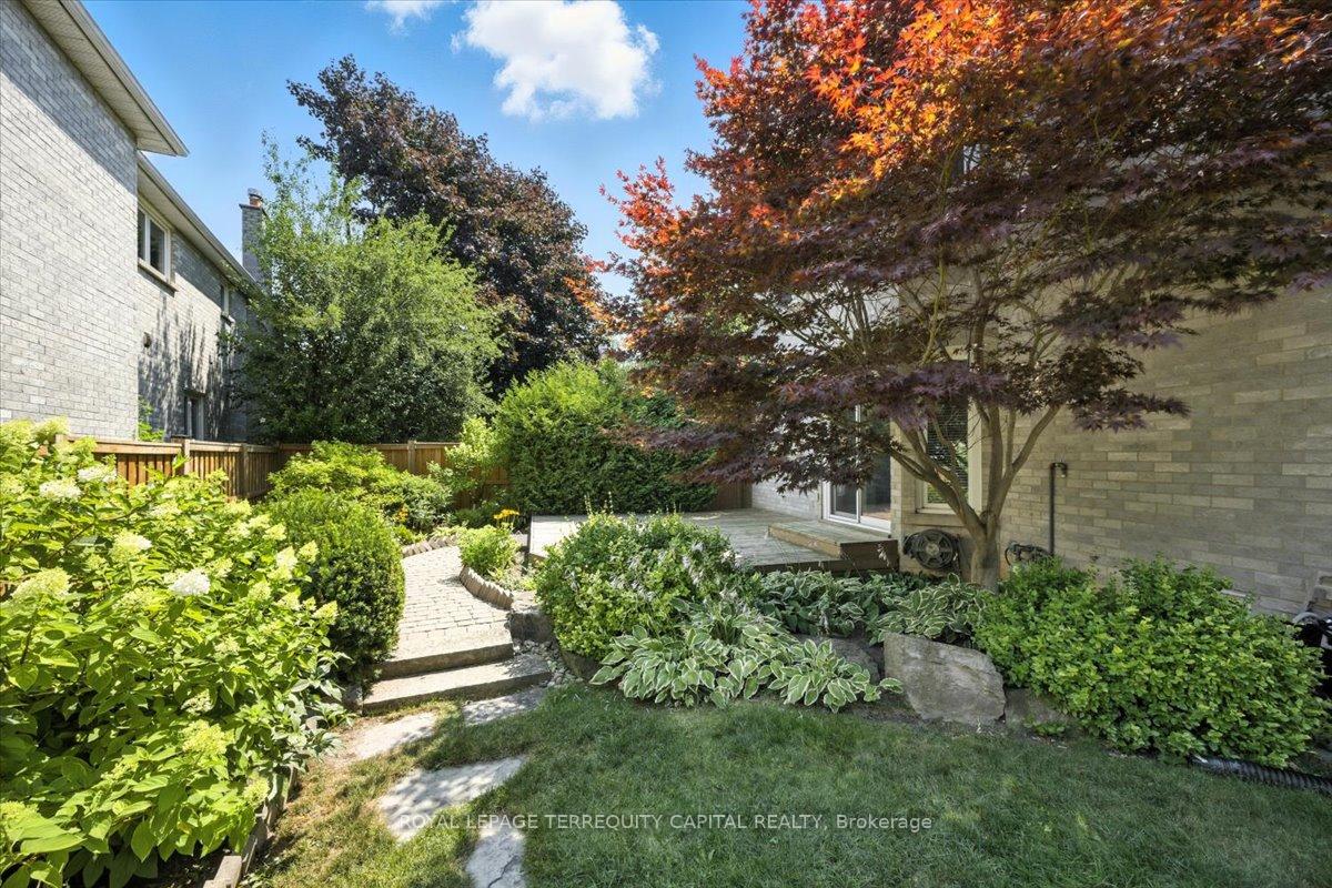 Photo 2 of 20 Brownridge Drive, Vaughan, Brownridge — HOMEH