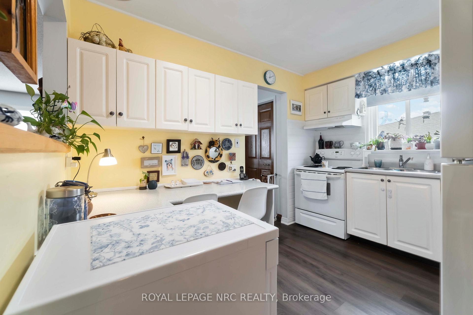 Photo 17 of 158 Windsor Street, Welland, Broadway — HOMEH