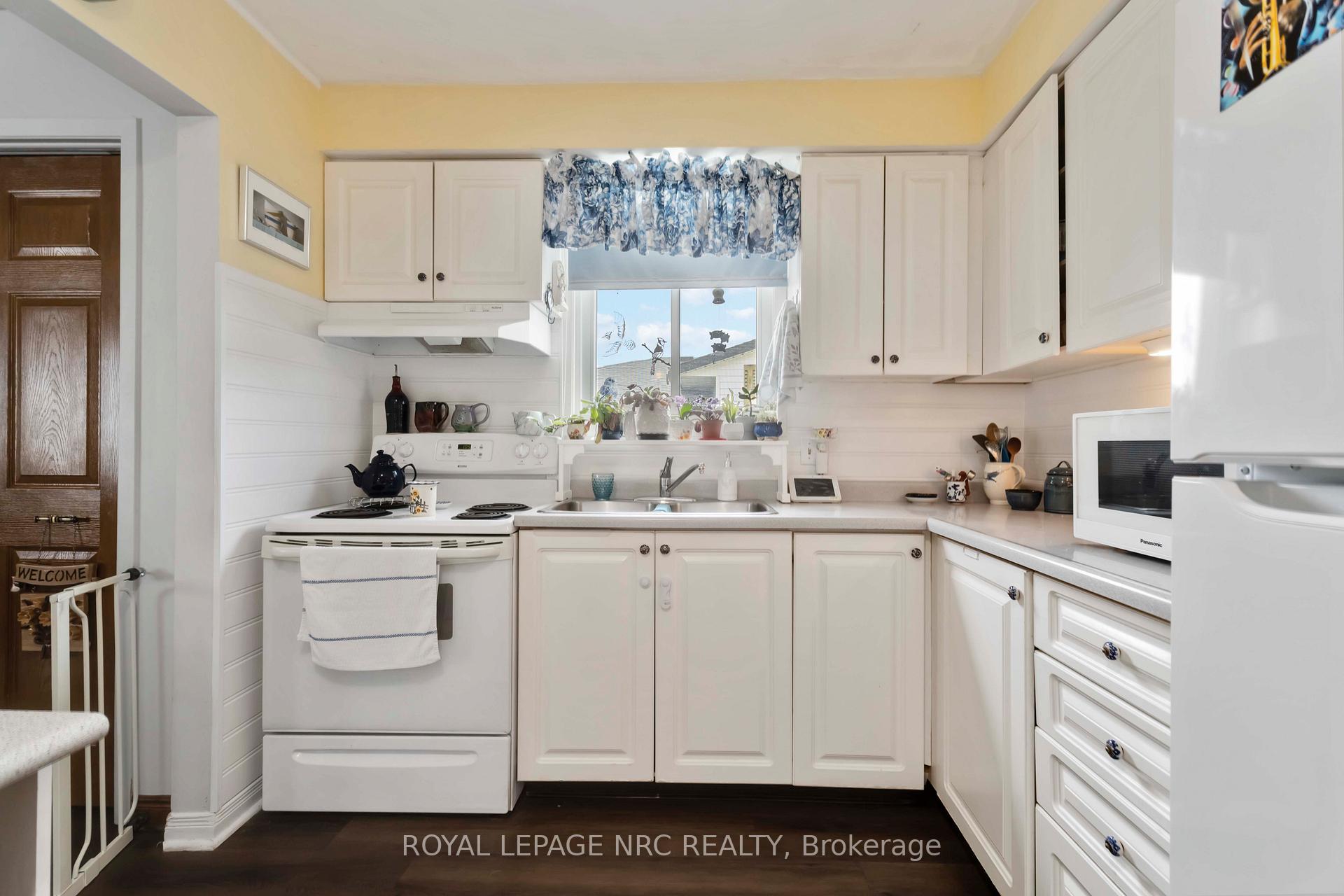 Photo 19 of 158 Windsor Street, Welland, Broadway — HOMEH