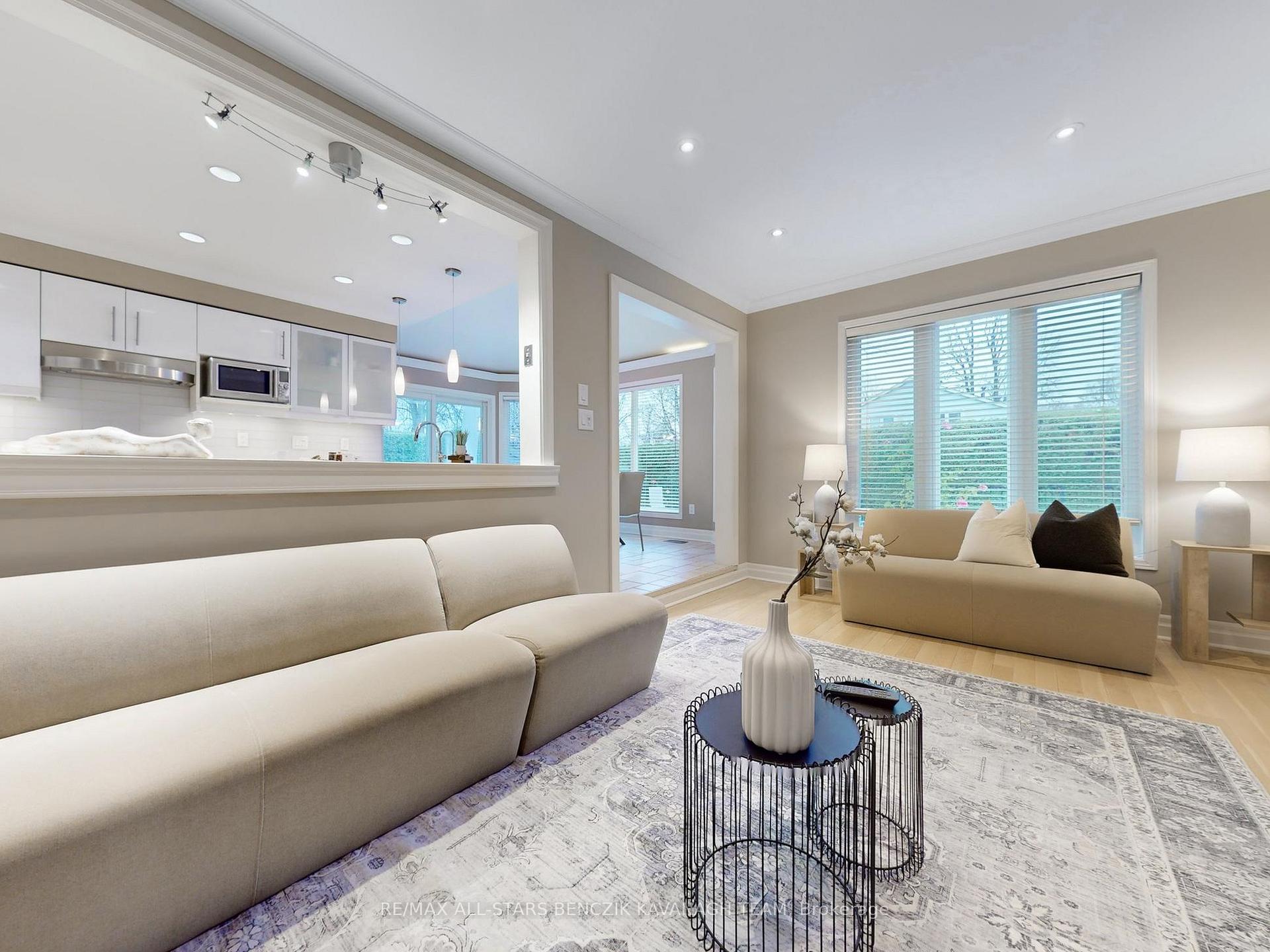 Photo 7 of 72 Sir Lancelot Drive, Markham, Markham Village — HOMEH