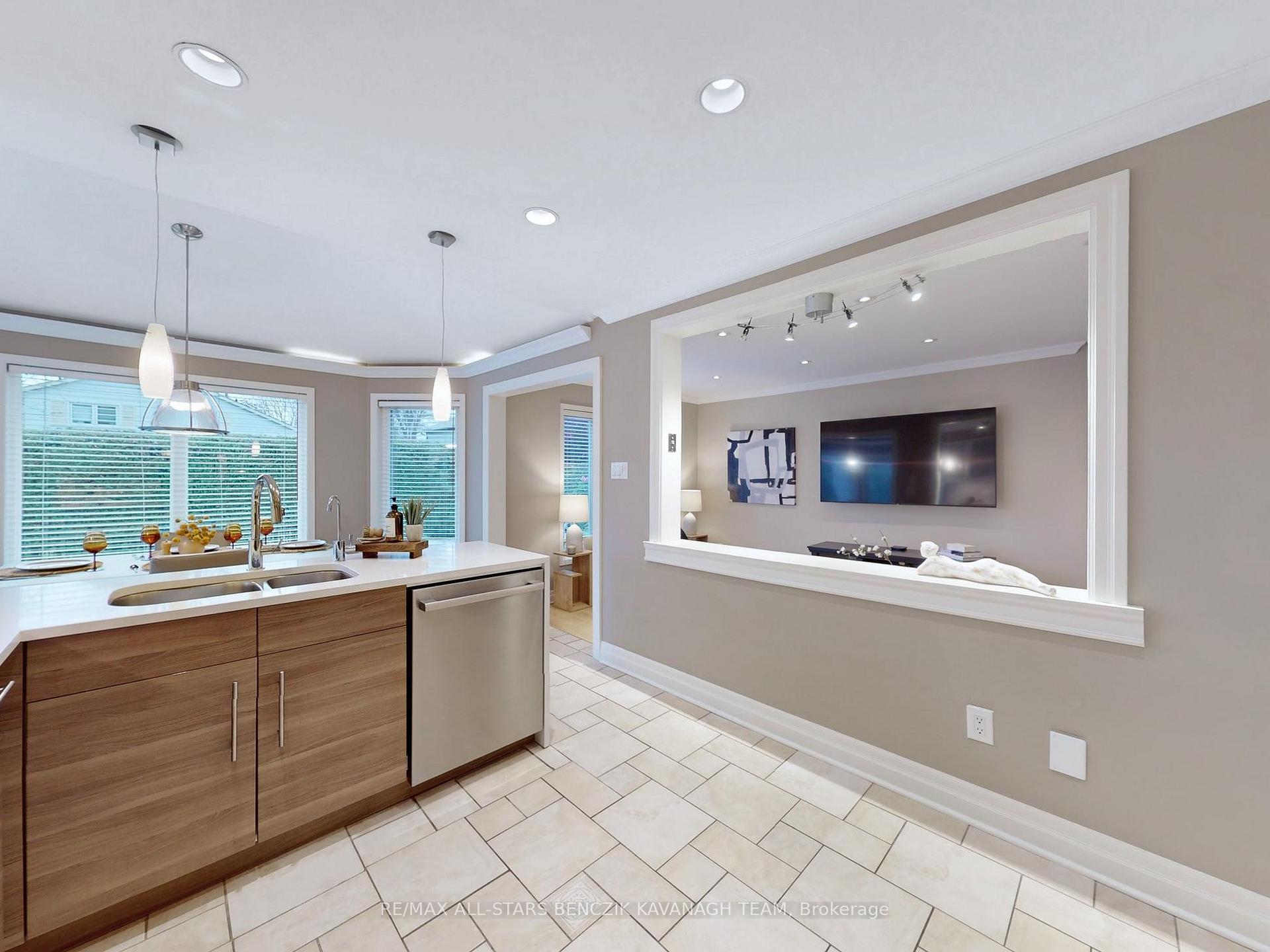 Photo 9 of 72 Sir Lancelot Drive, Markham, Markham Village — HOMEH