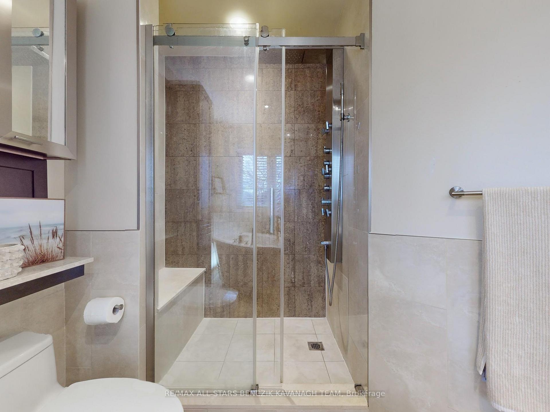 Photo 16 of 72 Sir Lancelot Drive, Markham, Markham Village — HOMEH