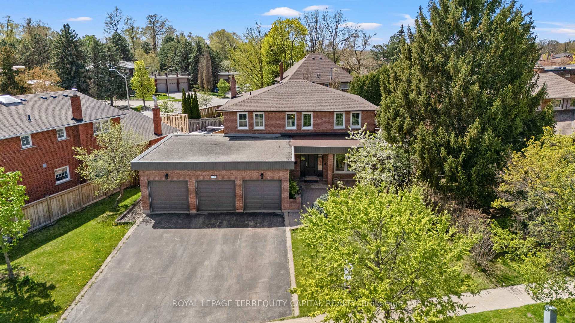 Photo 2 of 136 Villa Park Drive, Vaughan, East Woodbridge — HOMEH