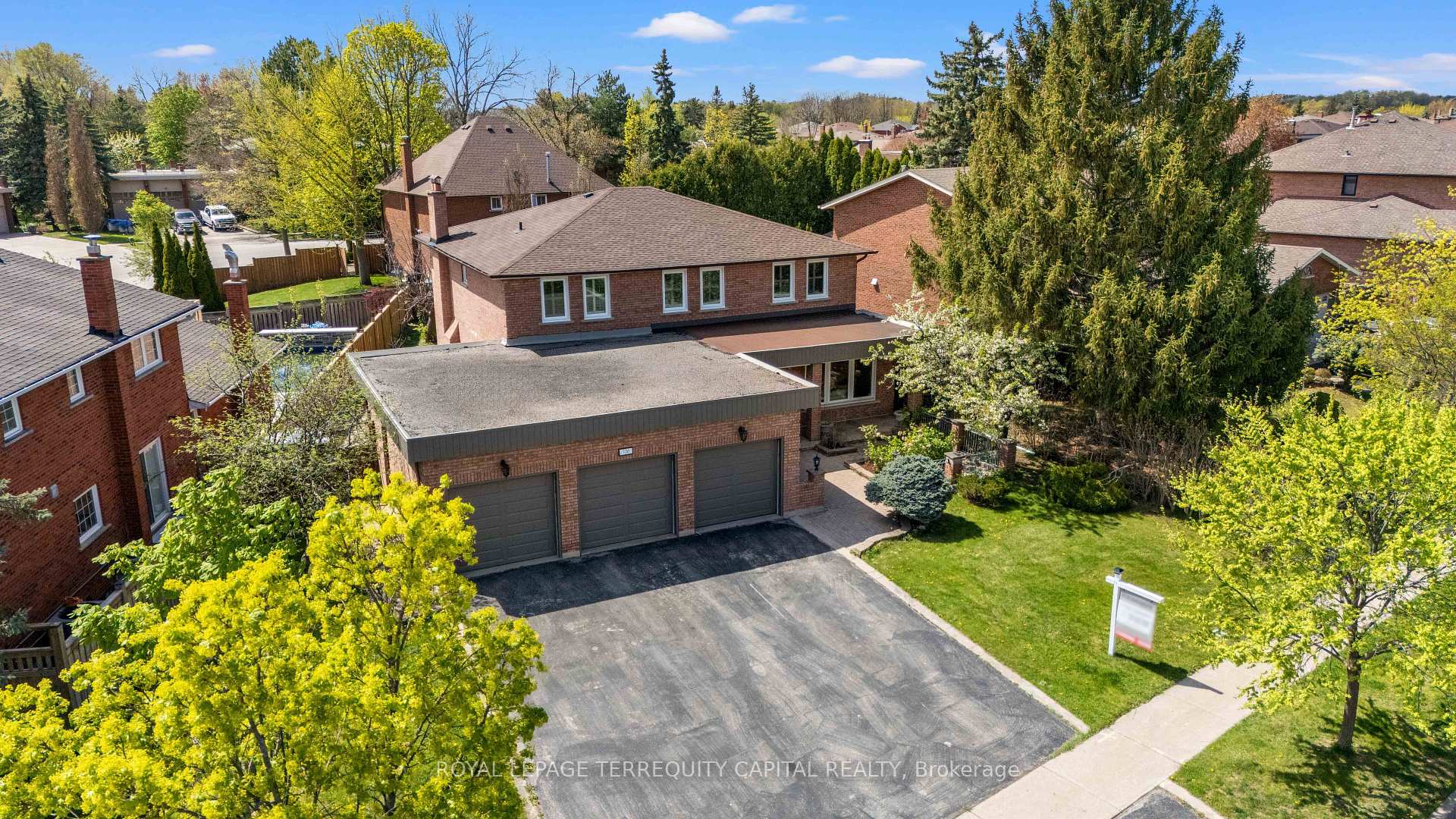 Photo 3 of 136 Villa Park Drive, Vaughan, East Woodbridge — HOMEH