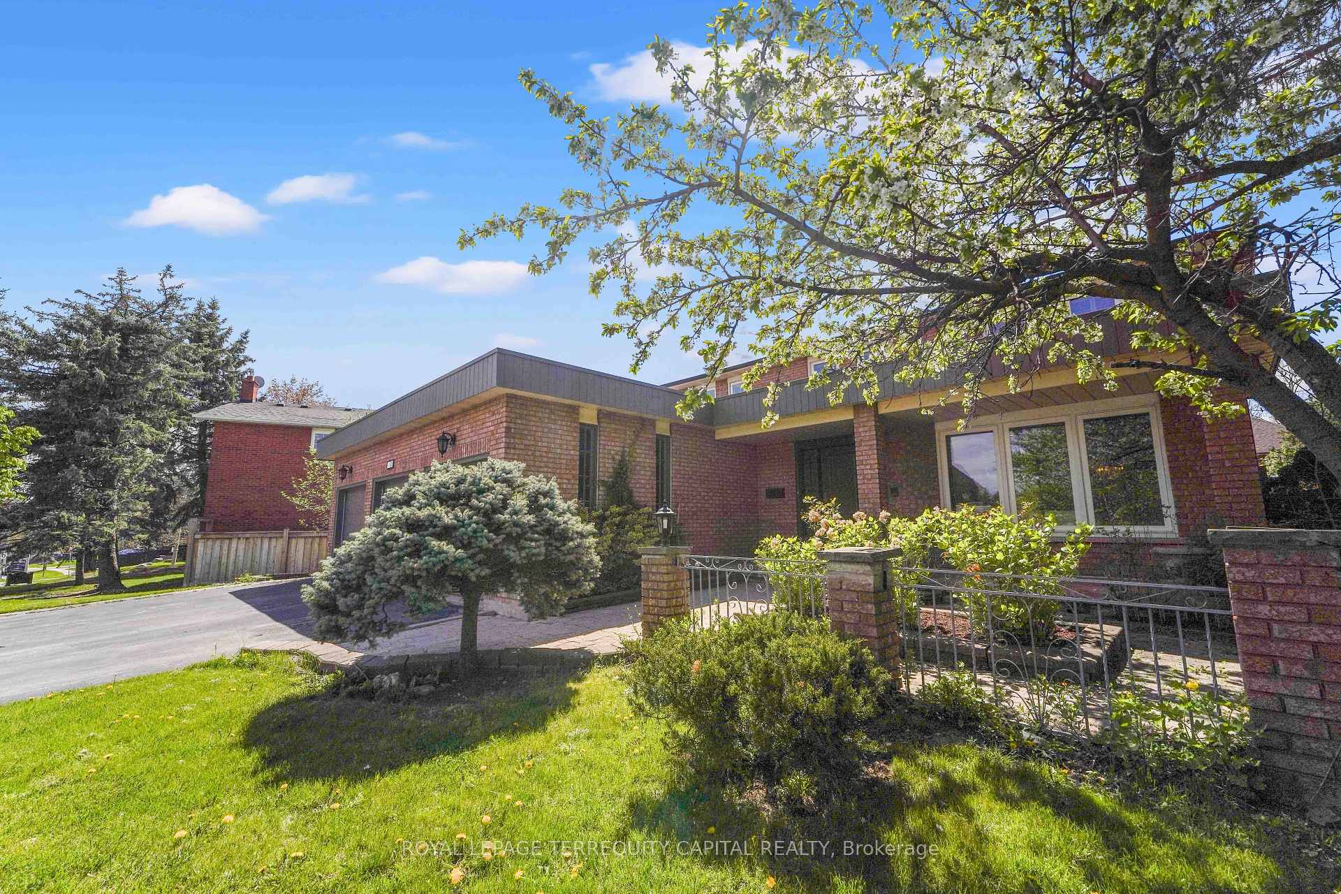 Photo 4 of 136 Villa Park Drive, Vaughan, East Woodbridge — HOMEH
