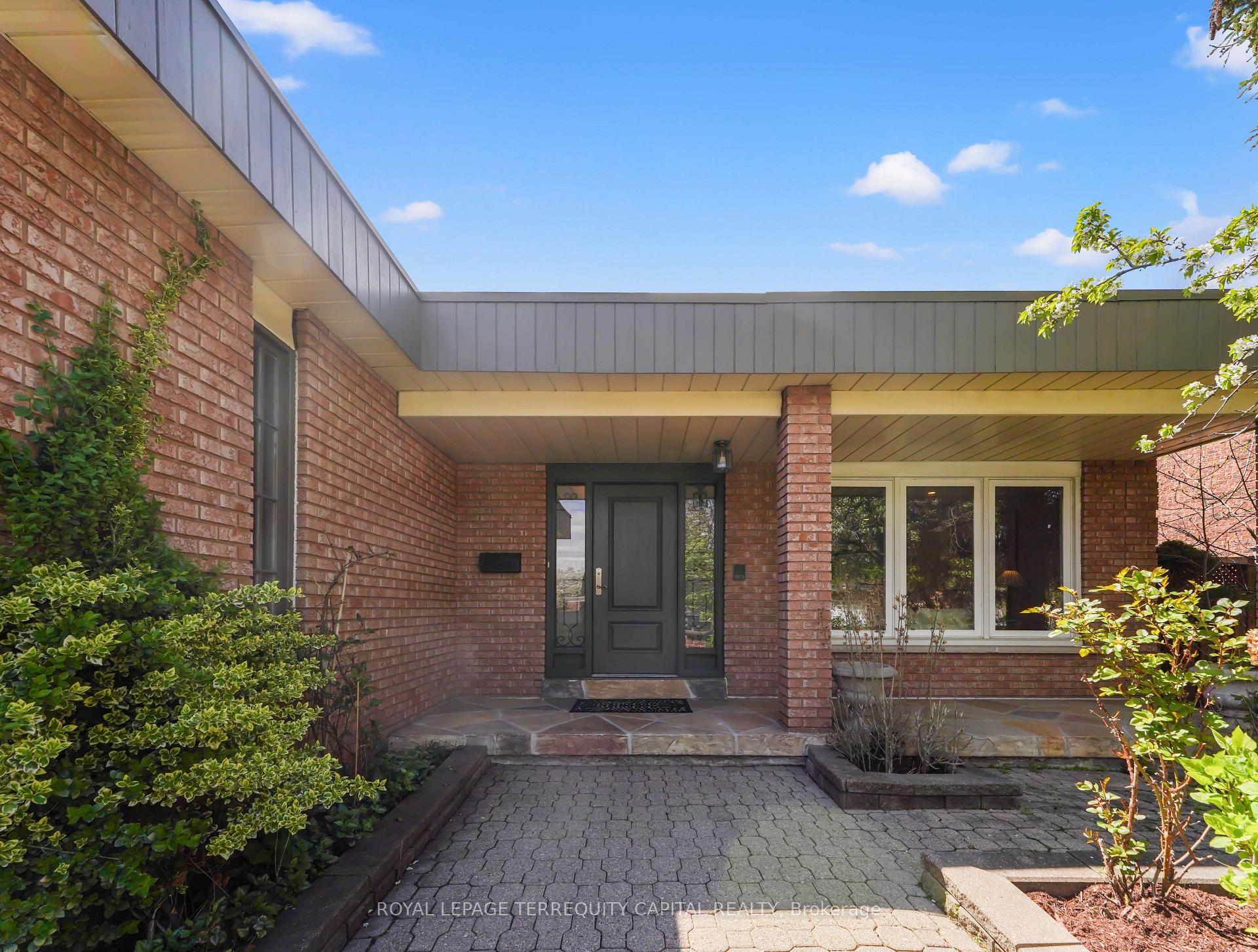 Photo 5 of 136 Villa Park Drive, Vaughan, East Woodbridge — HOMEH
