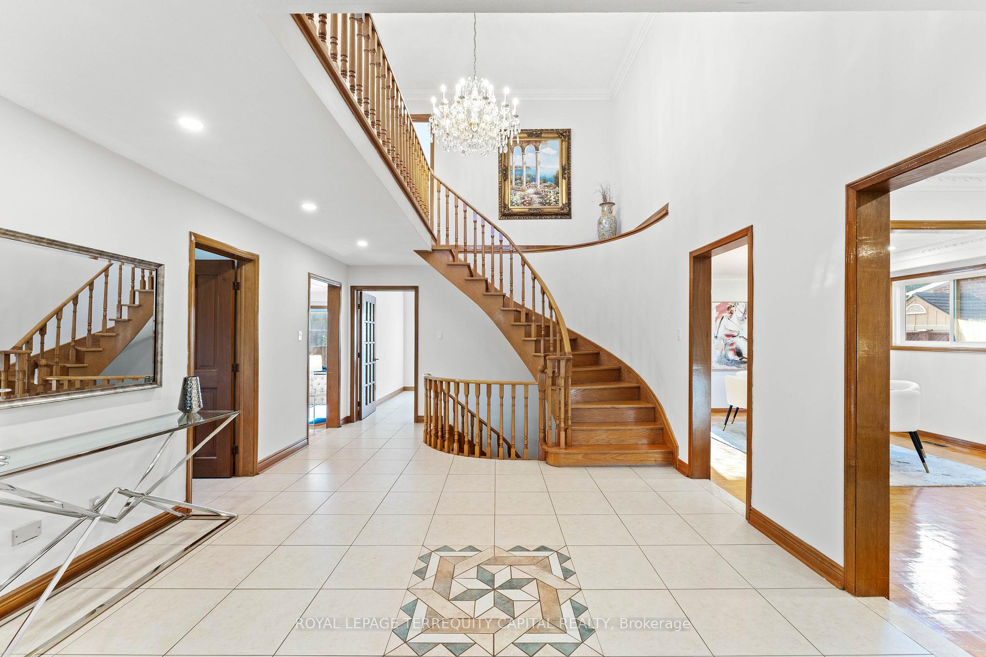 Photo 7 of 136 Villa Park Drive, Vaughan, East Woodbridge — HOMEH