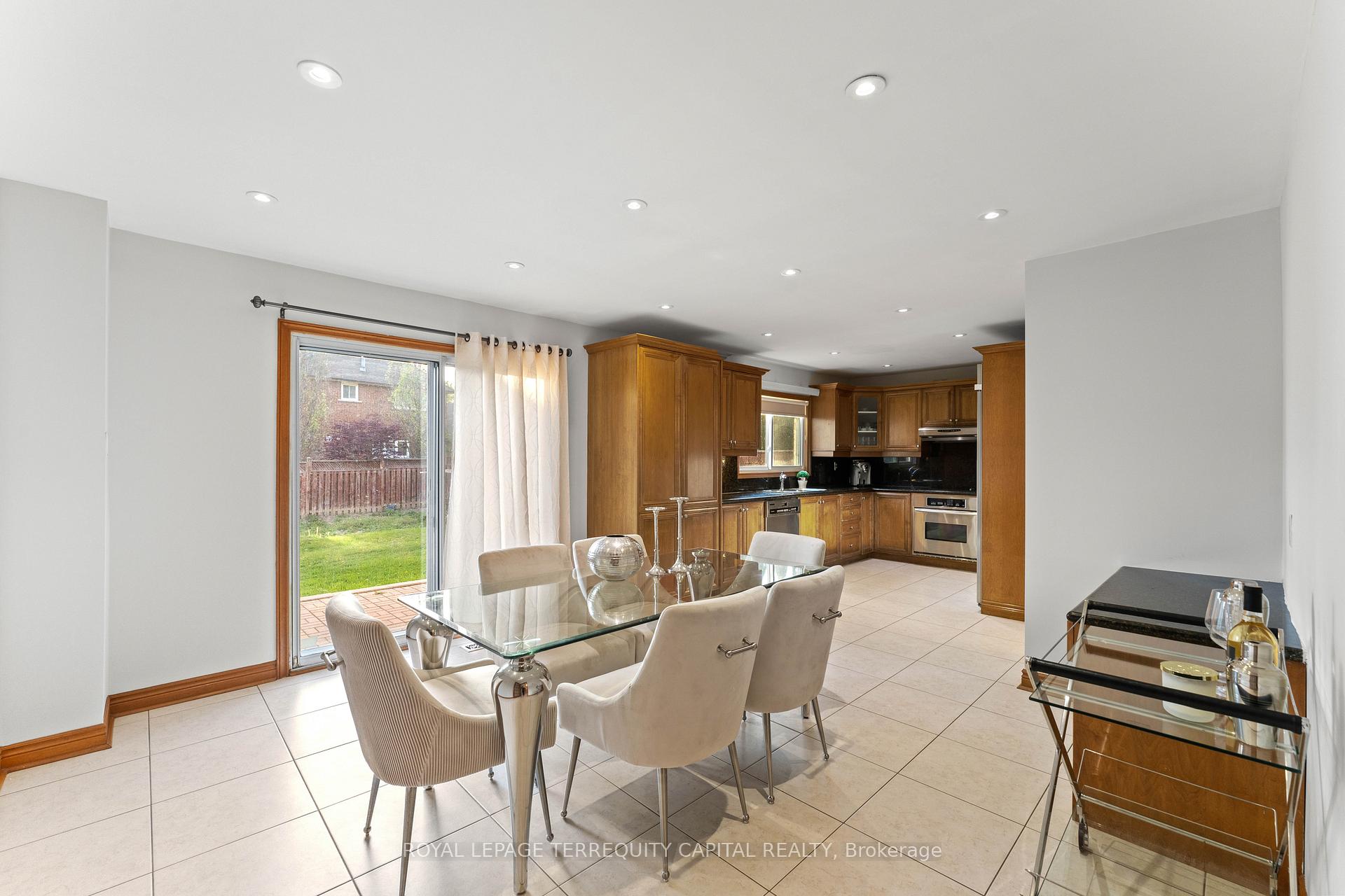Photo 18 of 136 Villa Park Drive, Vaughan, East Woodbridge — HOMEH