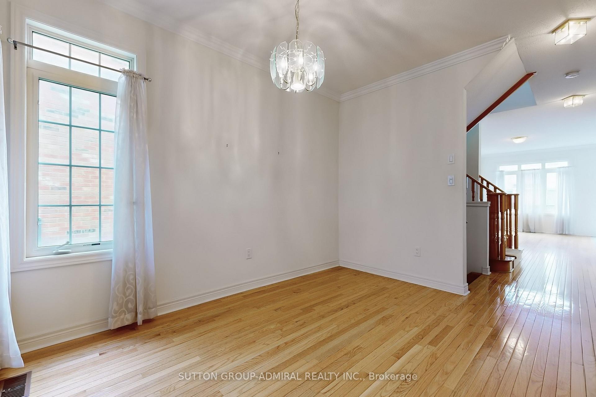 Photo 3 of 11 Mosswood Road, Vaughan, Patterson — HOMEH