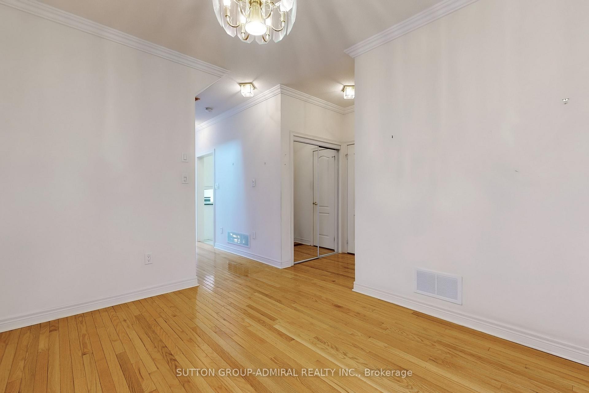 Photo 4 of 11 Mosswood Road, Vaughan, Patterson — HOMEH