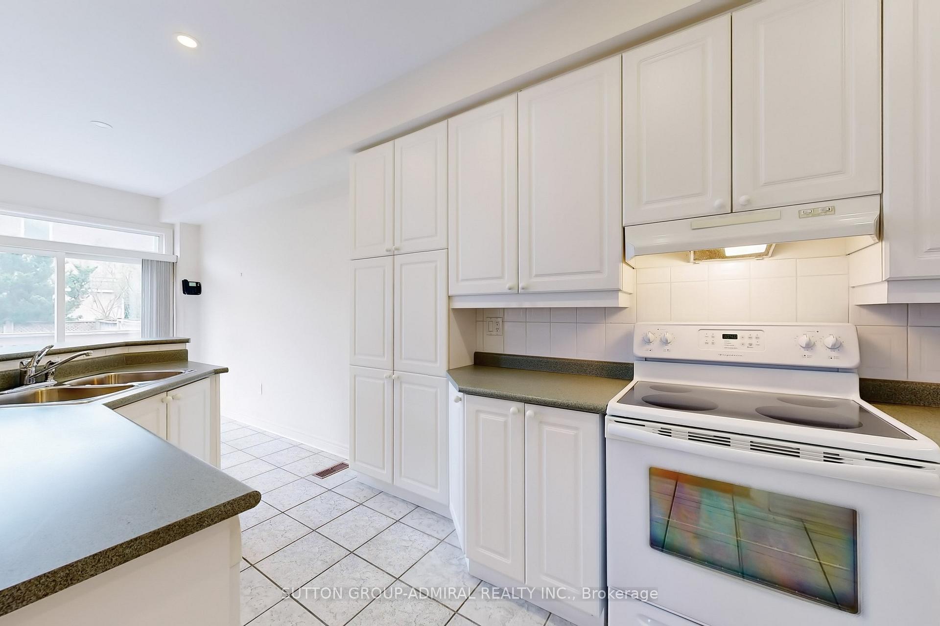 Photo 11 of 11 Mosswood Road, Vaughan, Patterson — HOMEH